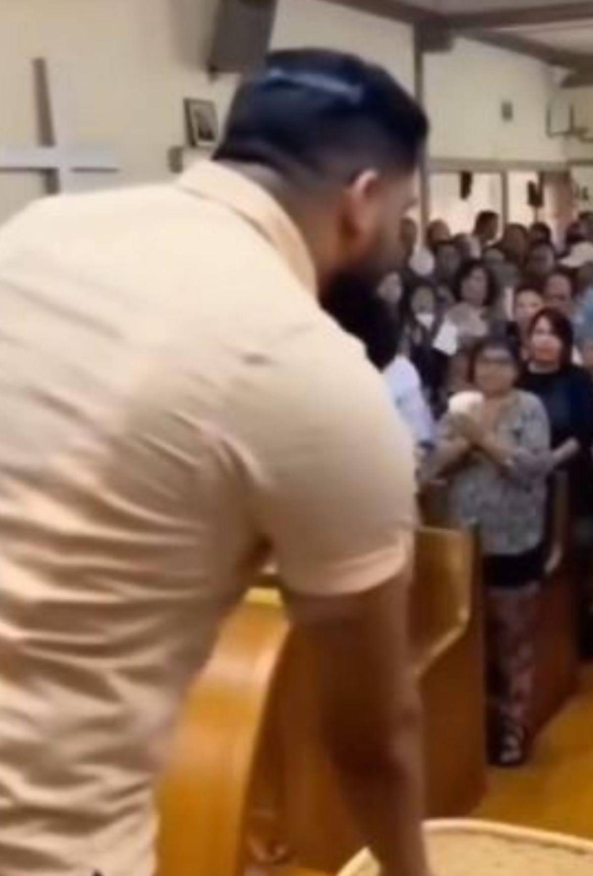 Pastor en Colombia afirma que Dios le reveló que su iglesia le dé dinero para dos iPhone 17