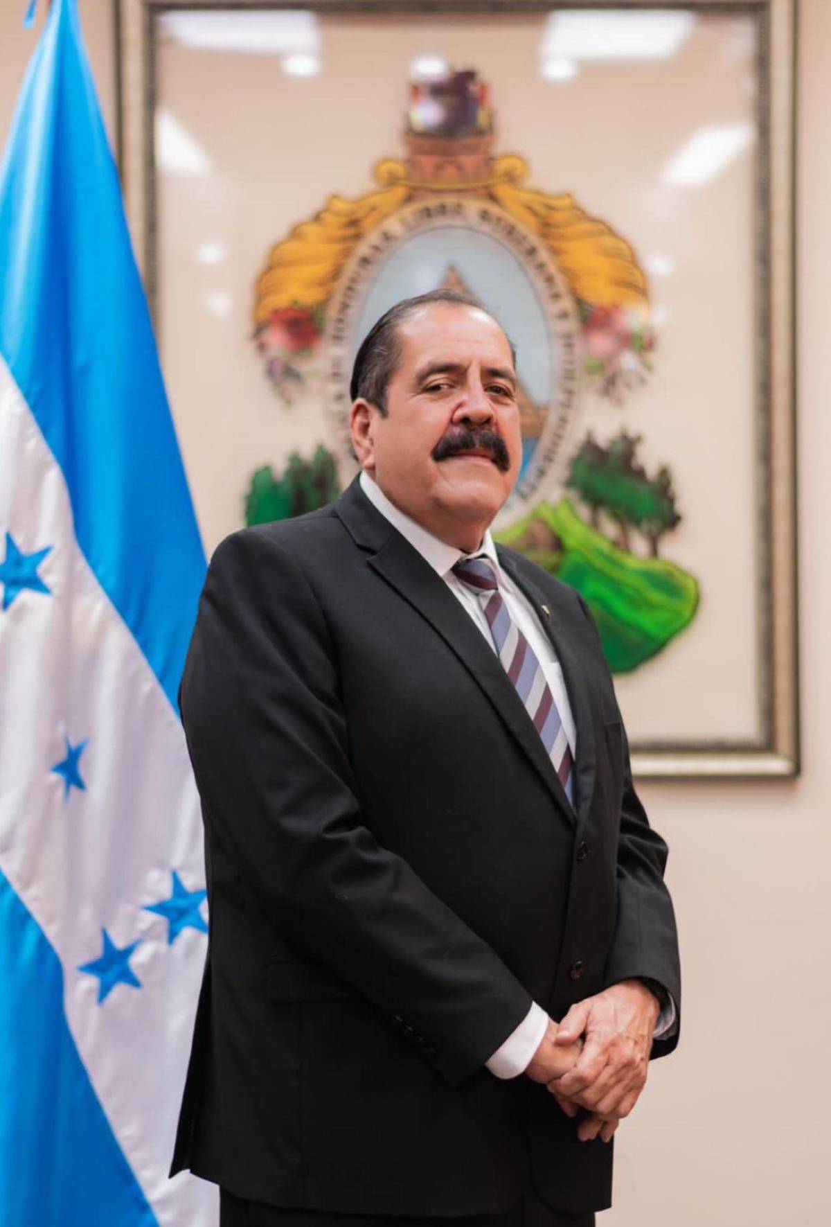 Está por perder su voz: estado de salud de Carlos Zelaya tras detectarle cáncer