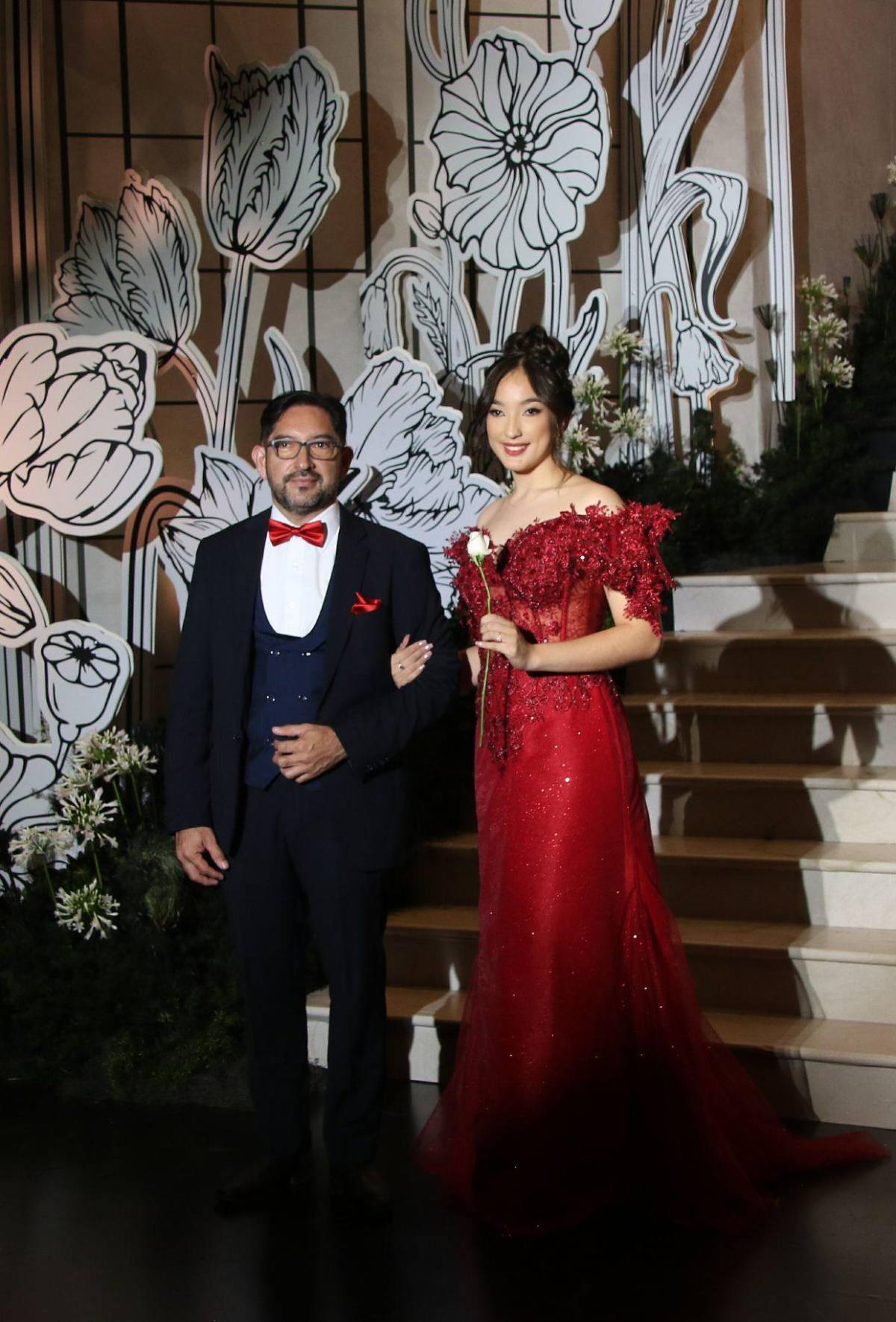 Del brazo de sus madres y padres: elegante desfile de los seniors de Del Campo School