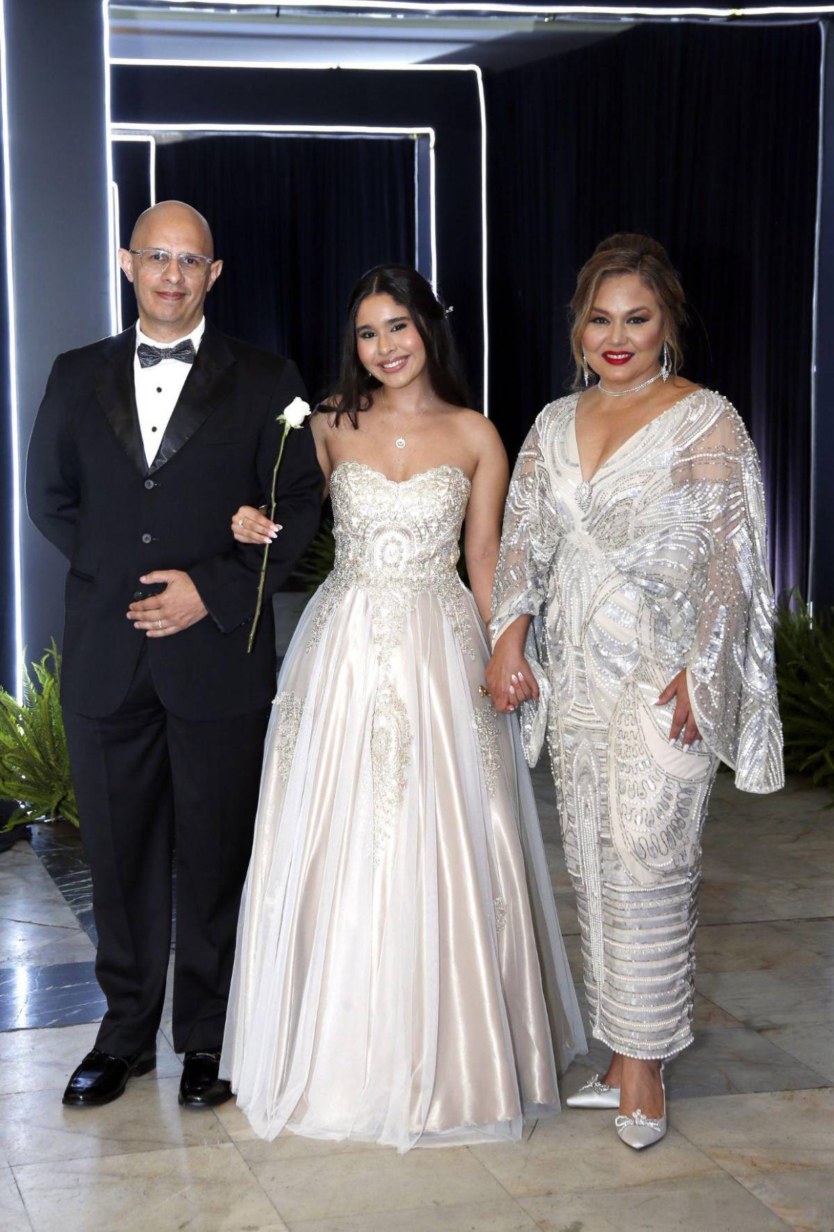 Del brazo de sus padres, seniors 2025 de The Mayan School cierran su ciclo académico