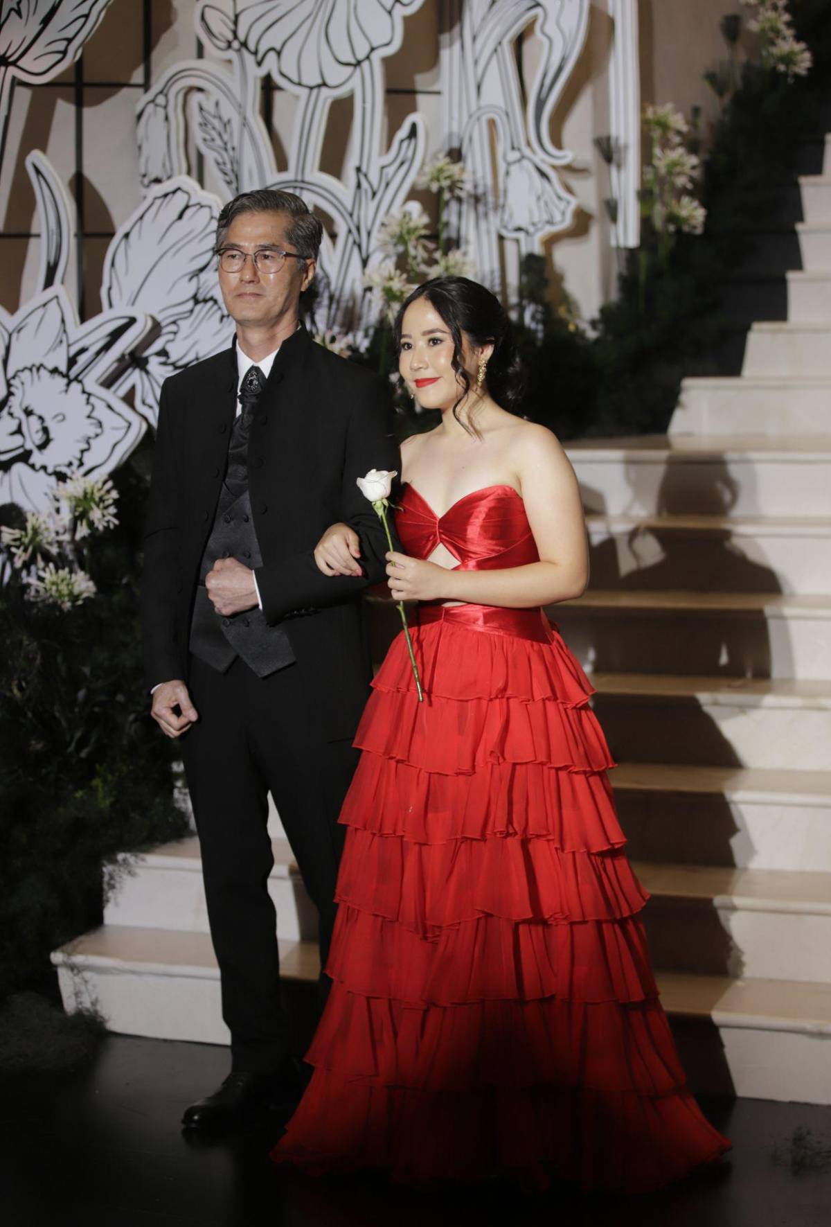 Del brazo de sus madres y padres: elegante desfile de los seniors de Del Campo School