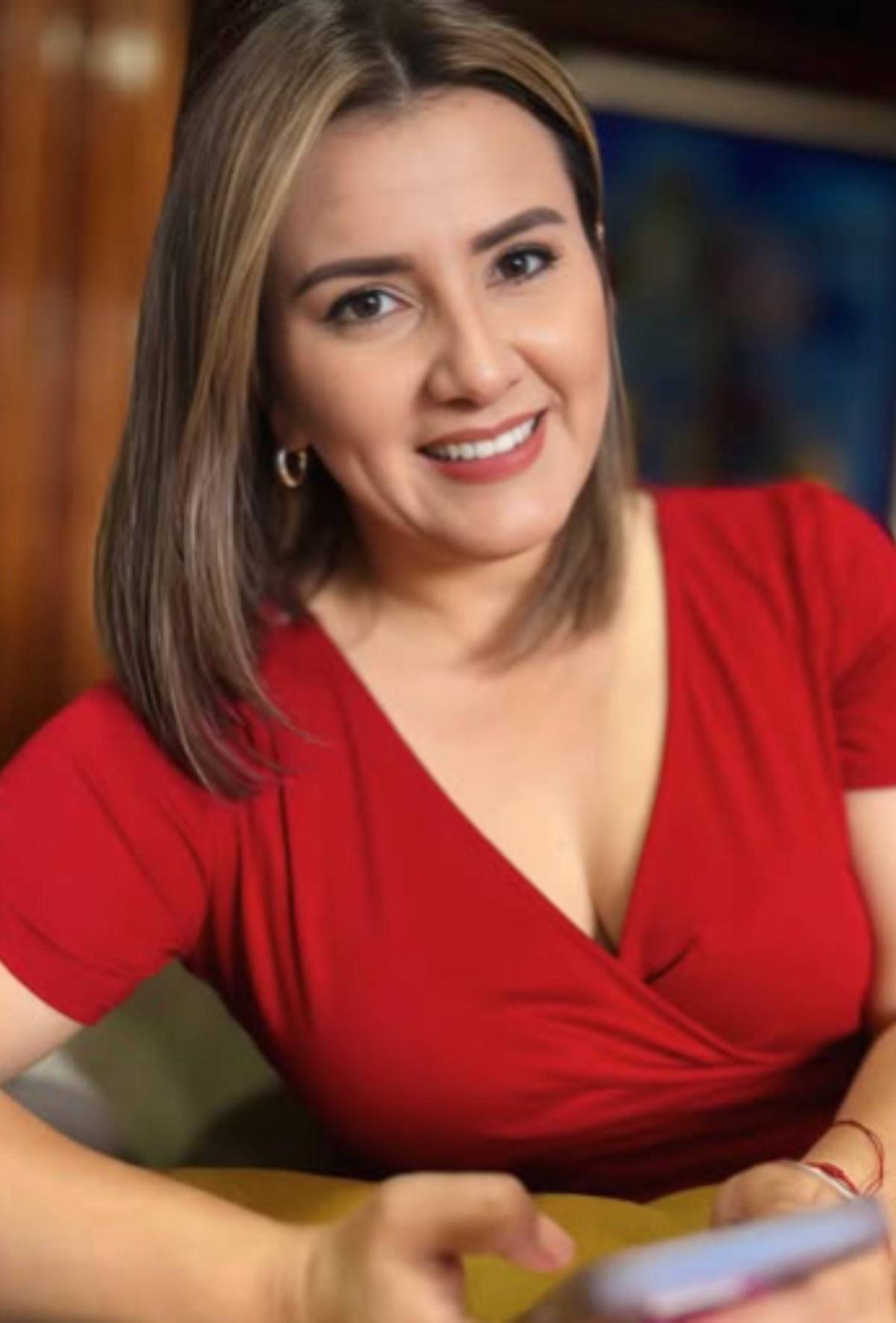 Cesia Mejía responde a quienes la vinculan sentimentalmente con su compañero de trabajo Cesia Mejía responde a quienes la vinculan sentimentalmente con su compañero de trabajo