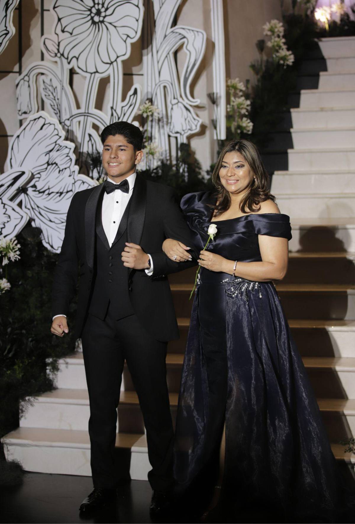 Del brazo de sus madres y padres: elegante desfile de los seniors de Del Campo School