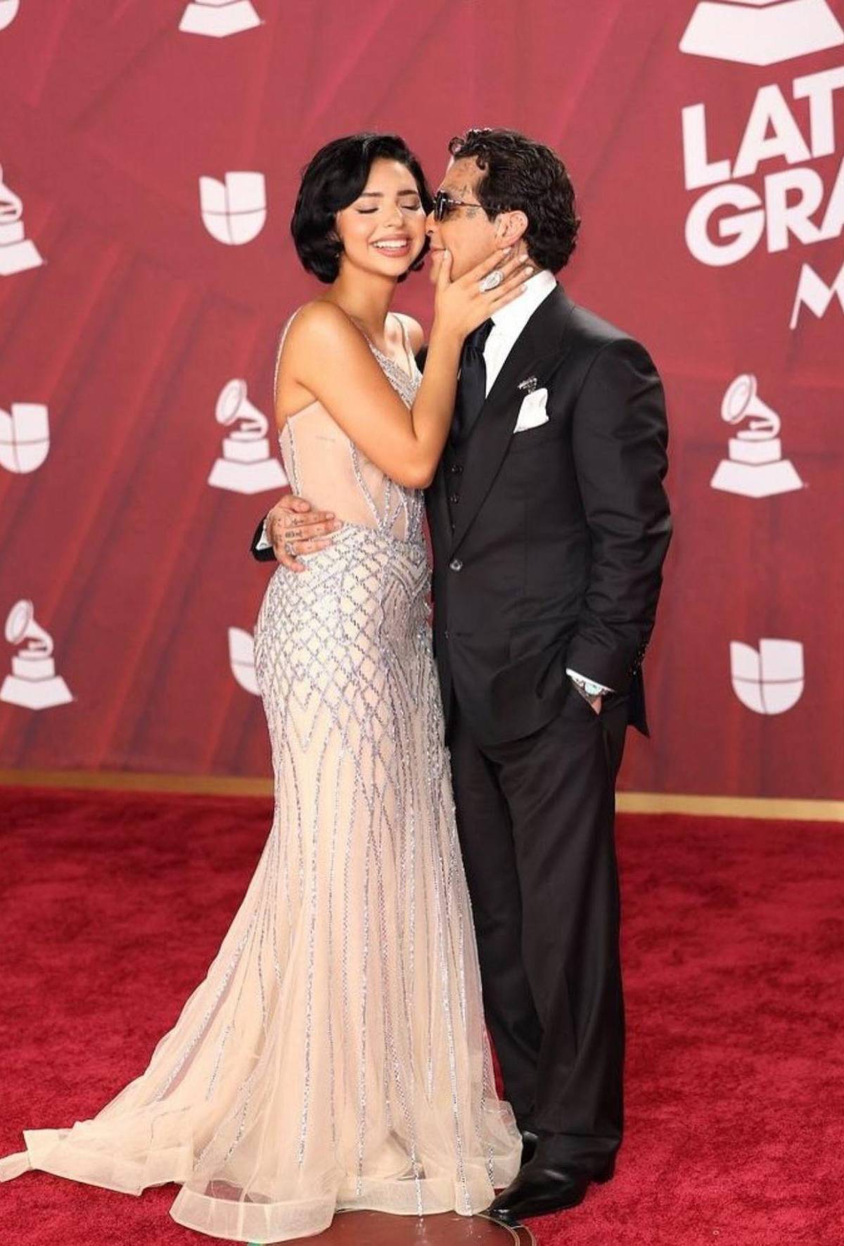 Ángela Aguilar y Christian Nodal posan enamorados en los Latin Grammy