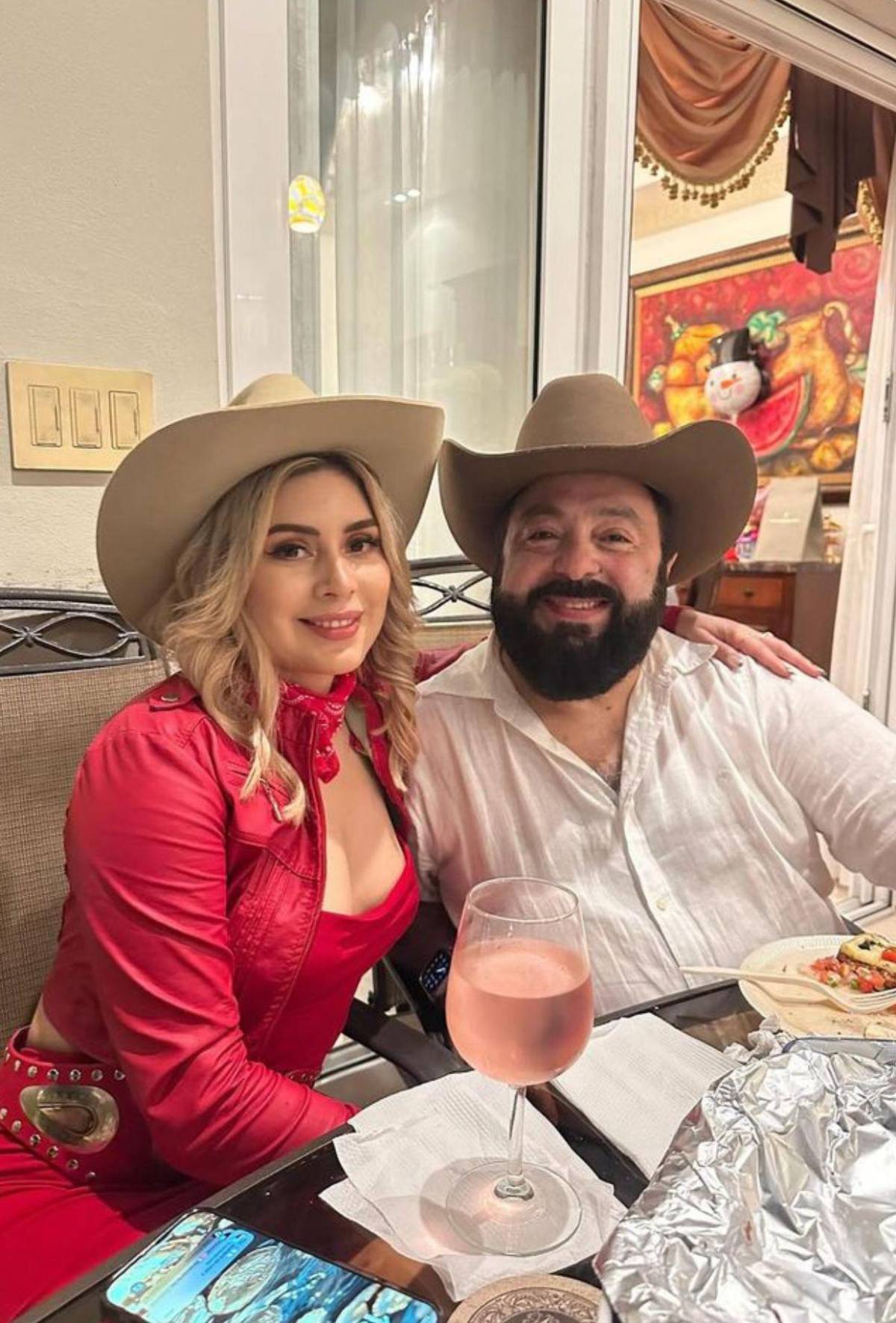 Luis Redondo, captado en restaurante en México con su pareja durante viaje de diputados