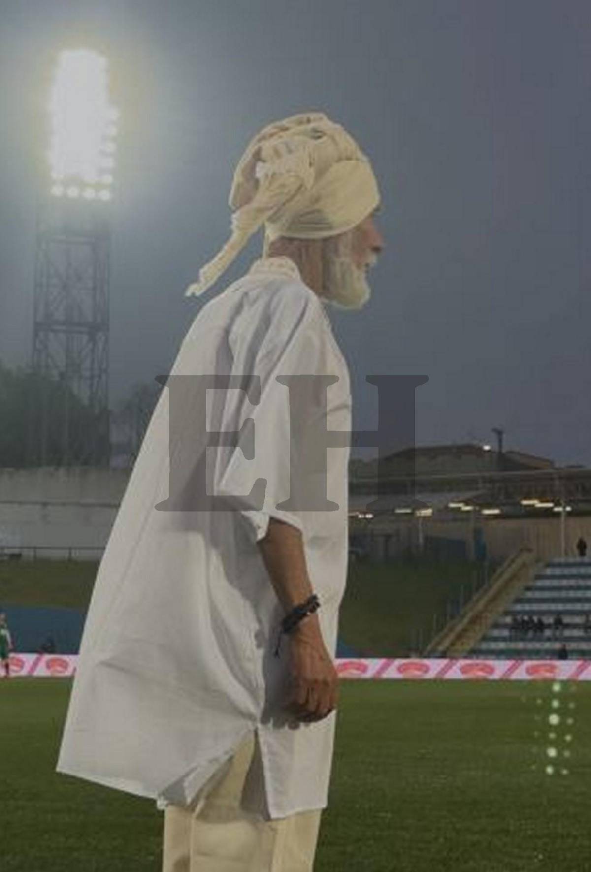 El Loco de la Selva y su extravagante atuendo en el partido de tiktokers