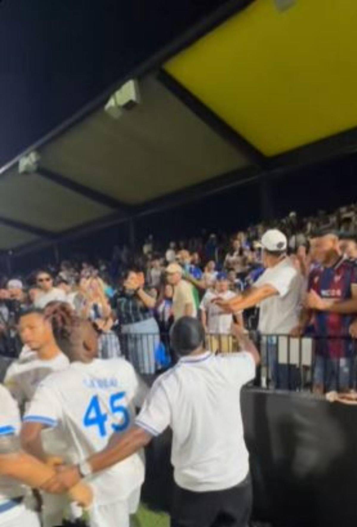 ¡Policías intervinieron! Cancelan partido de tiktokers de Honduras en Houston tras caos en estadio