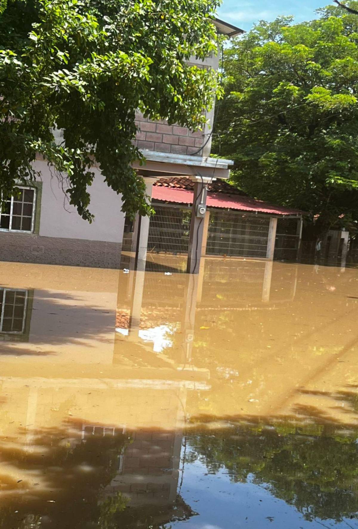 Incomunicados e inundados por fuertes lluvias en Costa de los Amates y El Cubulero