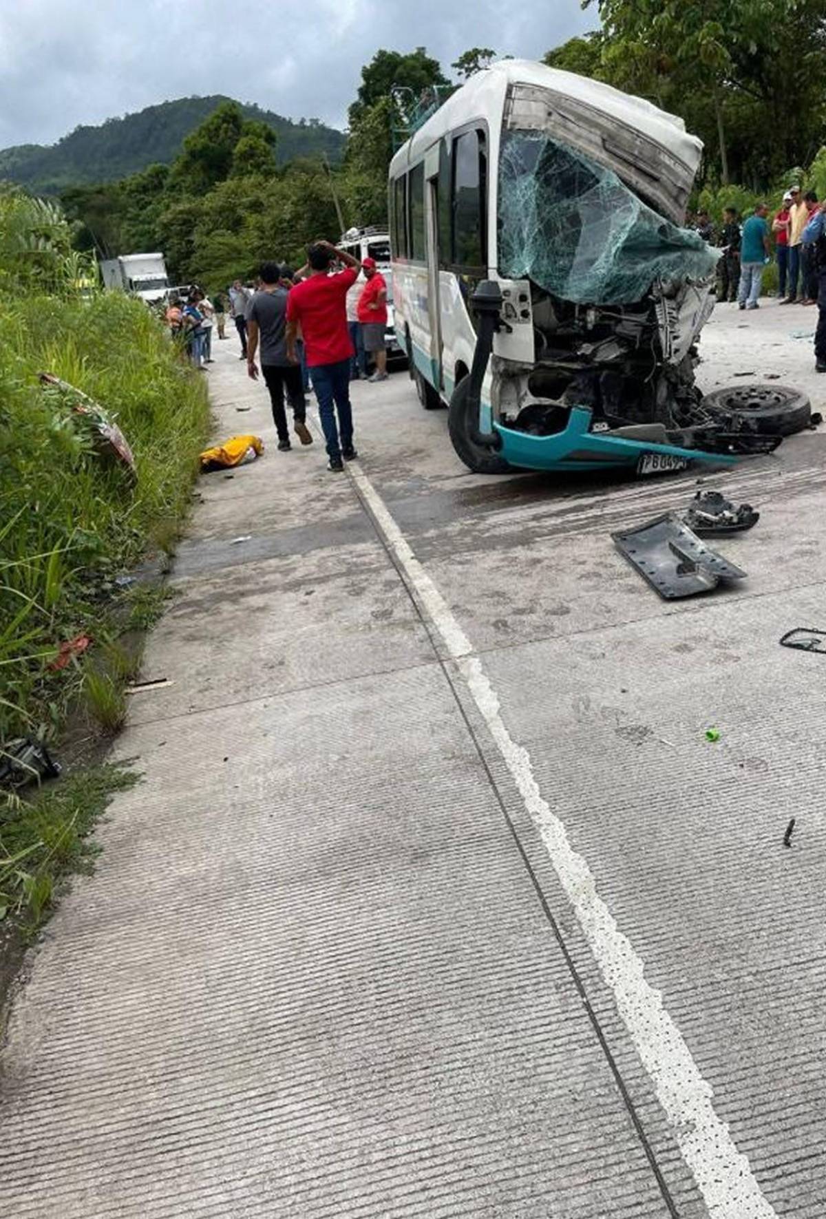 Las primeras imágenes  del brutal choque entre bus y rastra en desvío a Trinidad, Copán