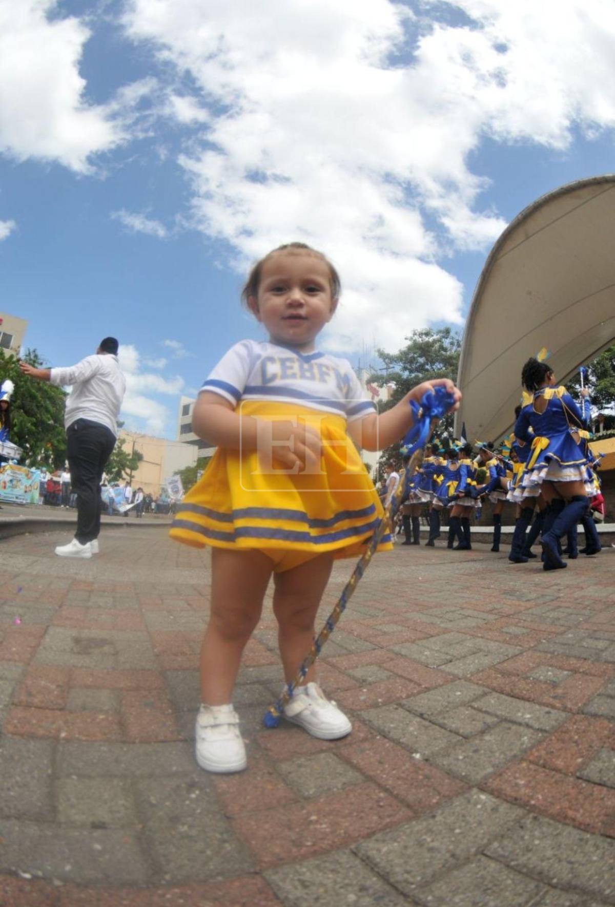 Bandas y palillonas engalanan los desfiles escolares en Tegucigalpa