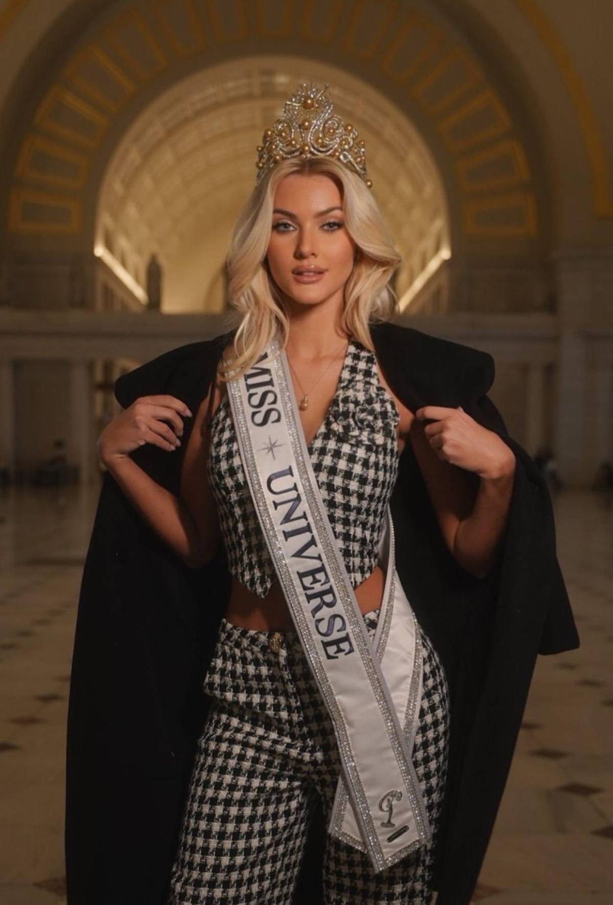Un repaso en imágenes del año de Victoria Kjær Theilvig como Miss Universo