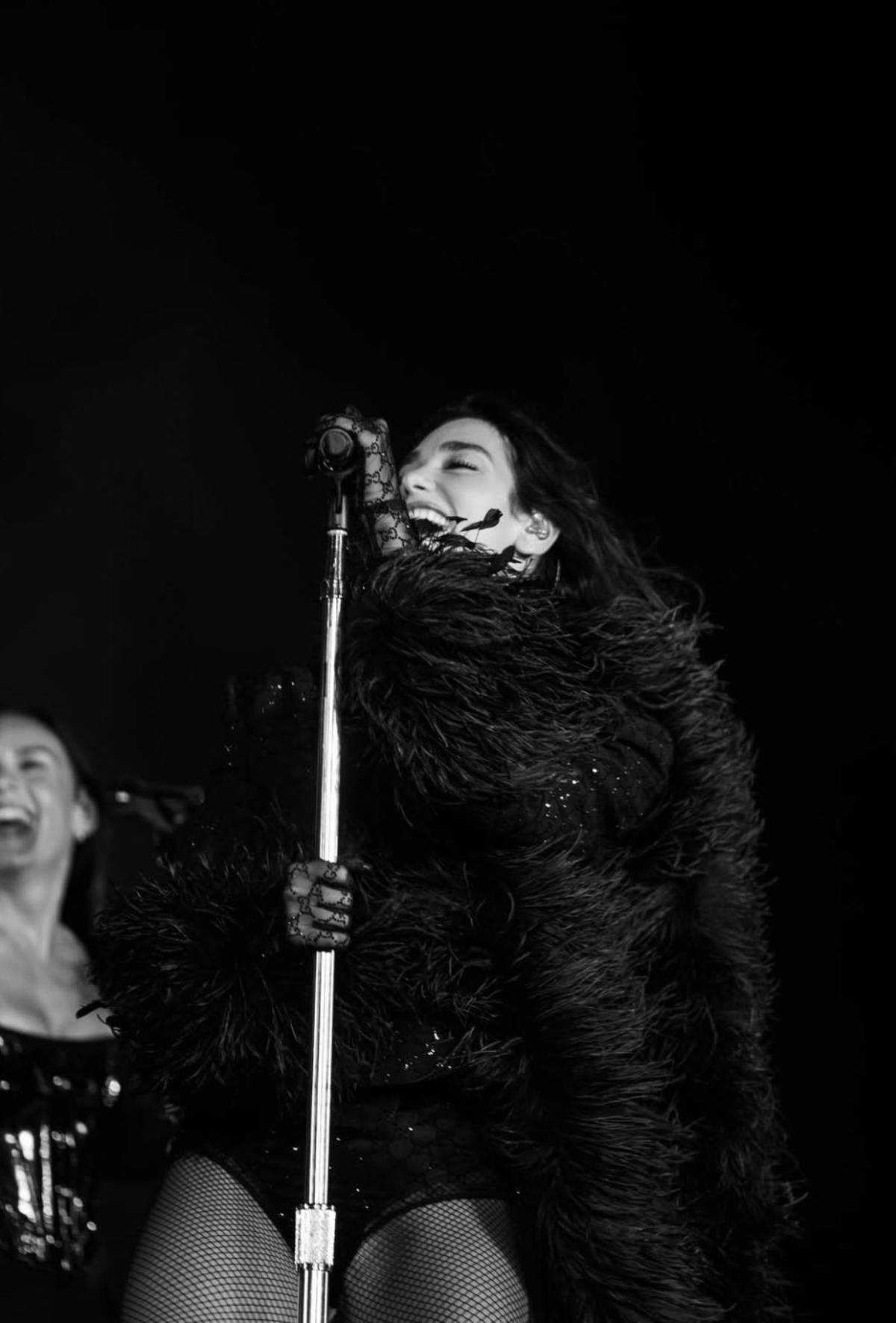 Dua Lipa canta Antología en concierto y Shakira reacciona a su interpretación