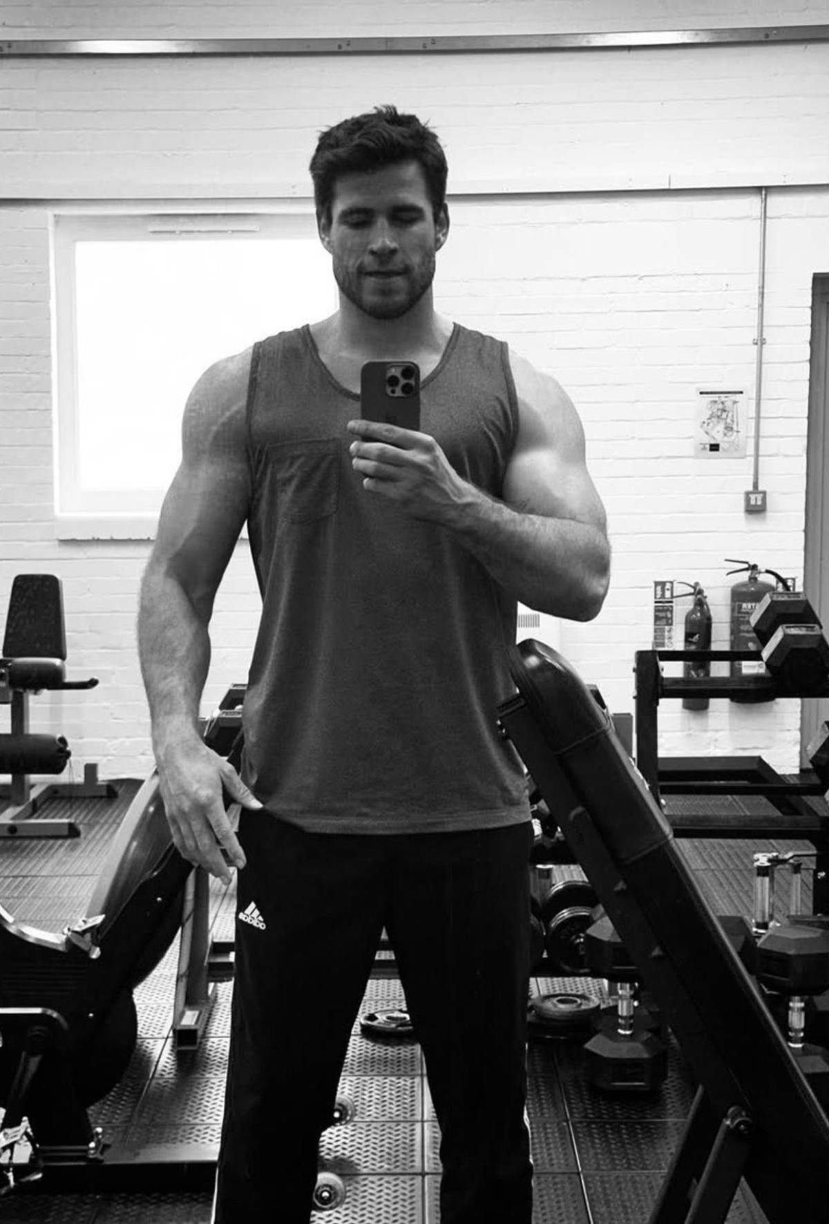 Liam Hemsworth al fin habla sobre el reto de reemplazar a Henry Cavill en The Witcher