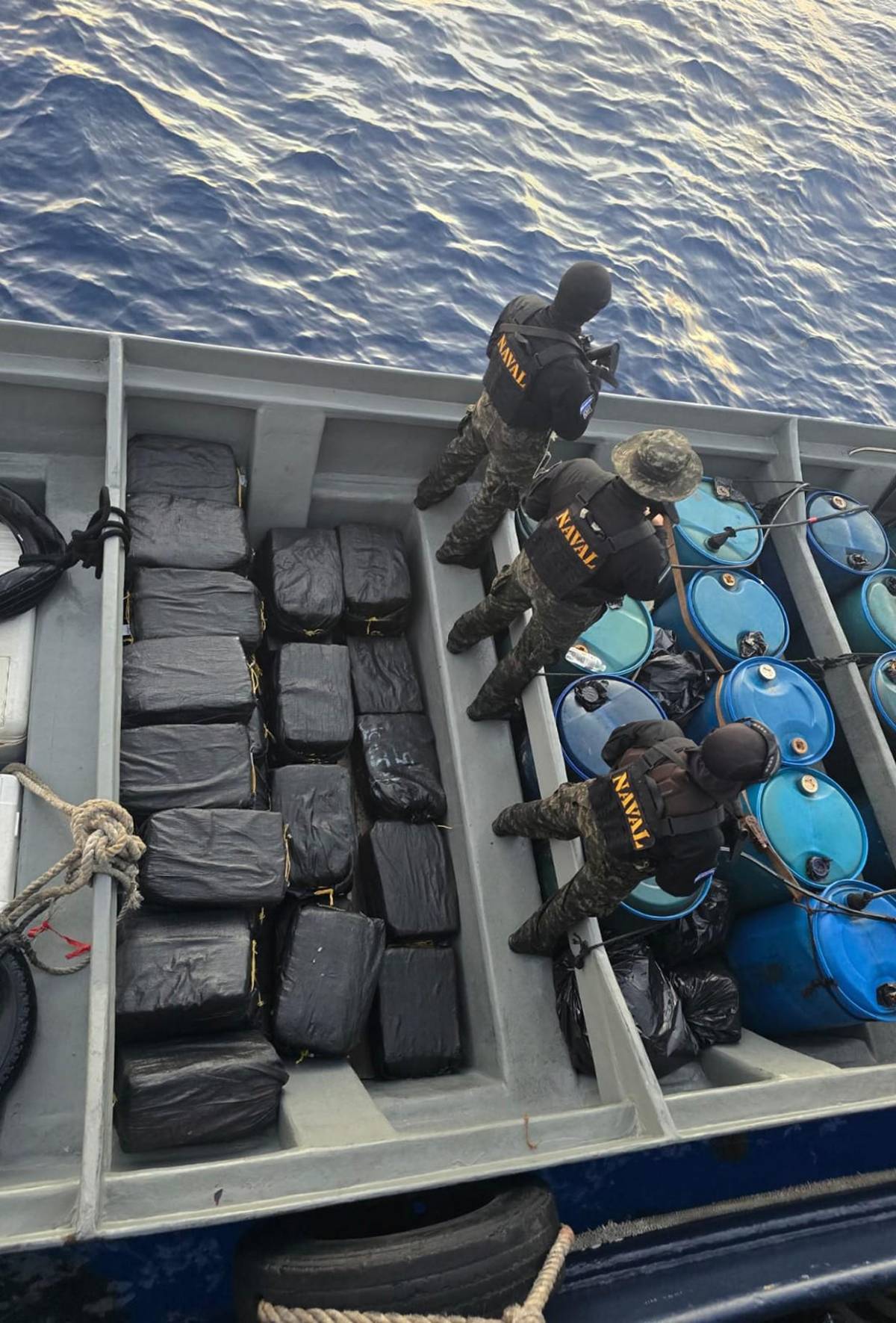 Incautan 36 fardos de drogas tras operativo en Barra Patuca; varios habían sido lanzados al mar