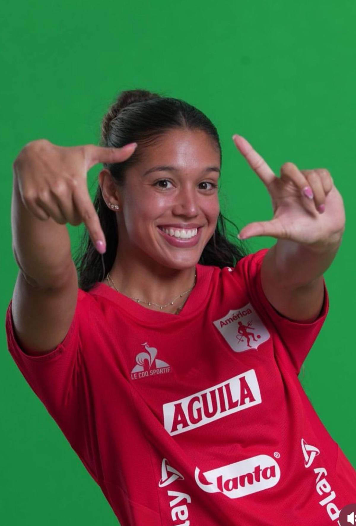 Tiene tres nacionalidades, jugó con Honduras y ahora brilla con Colombia