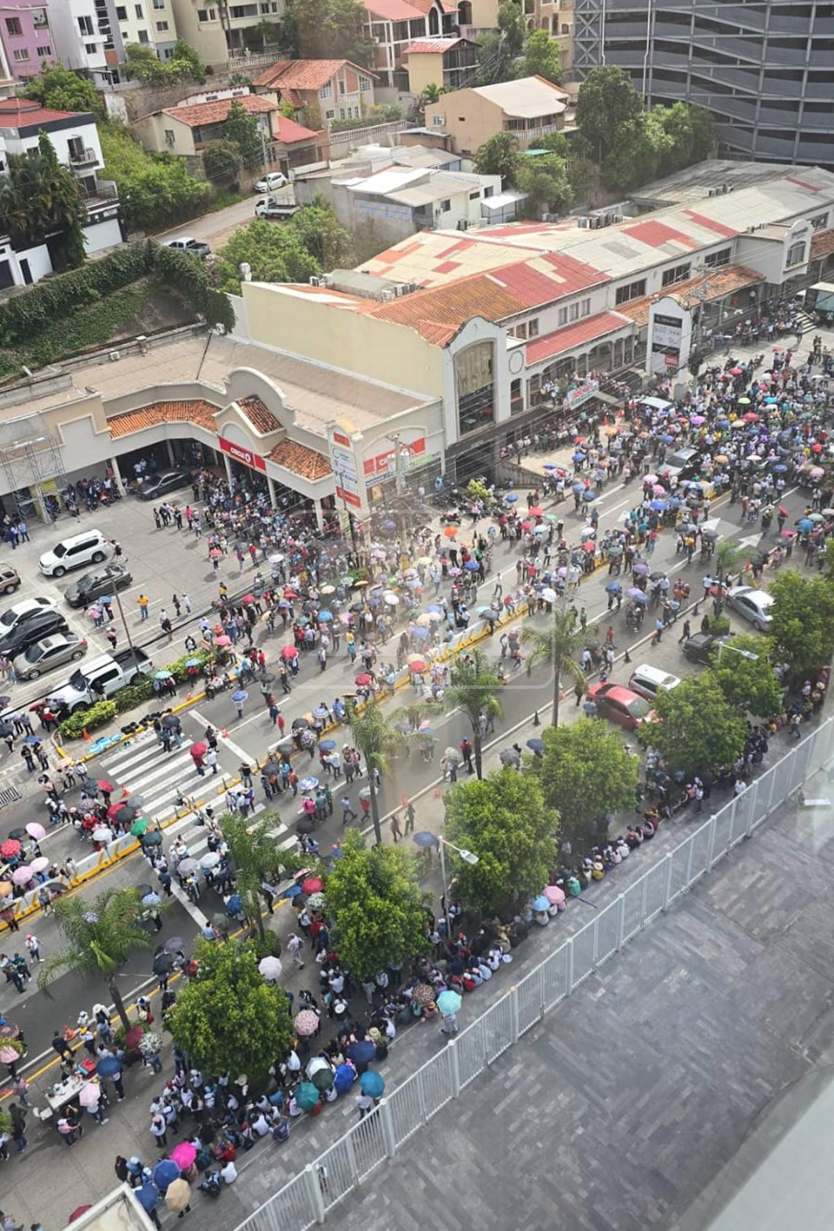 Si ya es ley, ¿Por qué no pagan?: el reclamo de docentes frente a Casa Presidencial