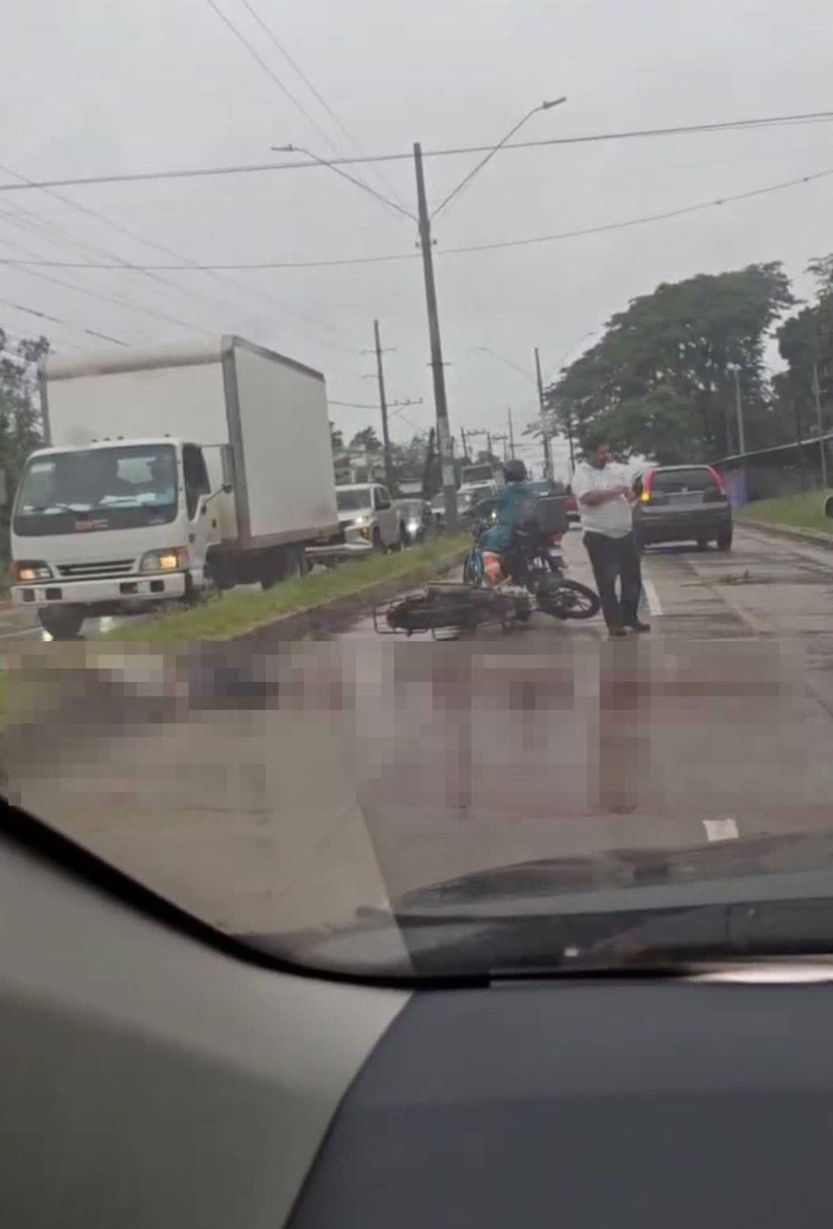 Joven muere decapitado cuando conducía por bulevar en Juticalpa y se enredó en cables
