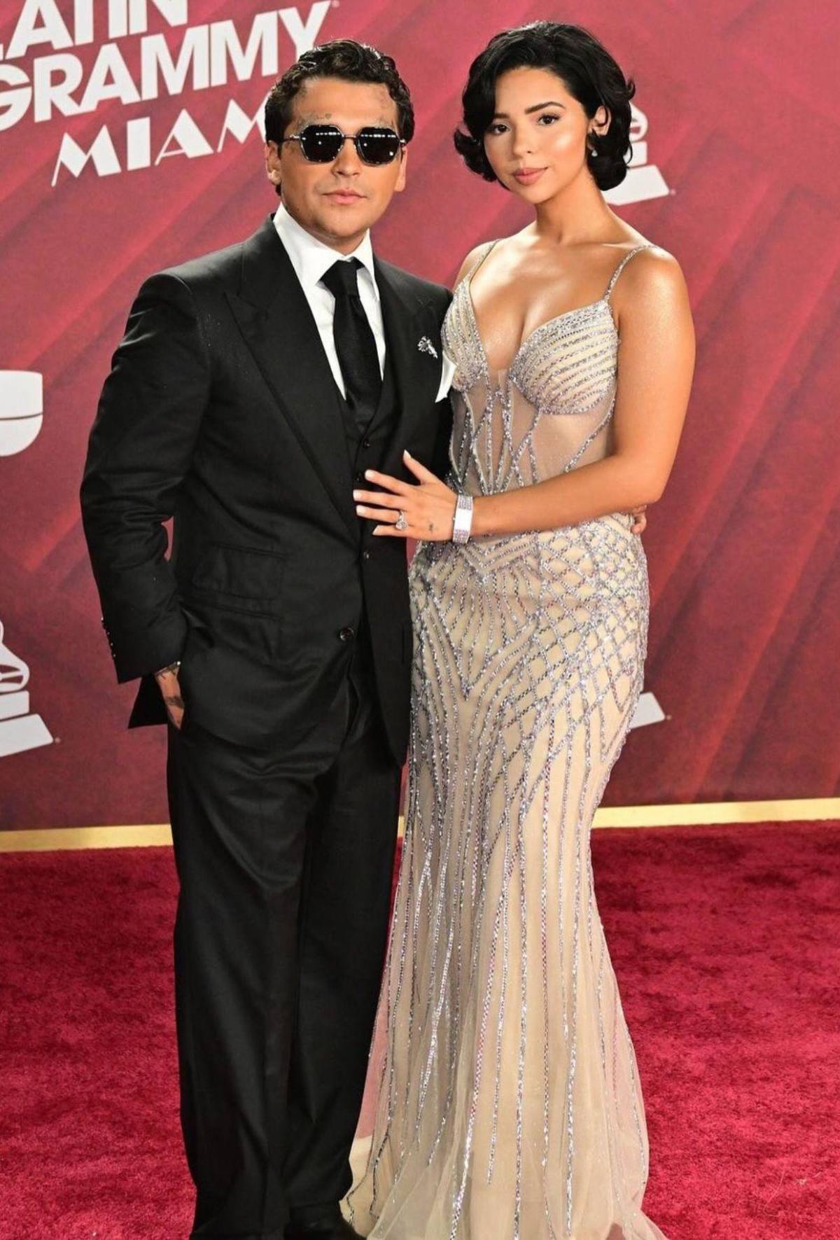 Ángela Aguilar y Christian Nodal posan enamorados en los Latin Grammy