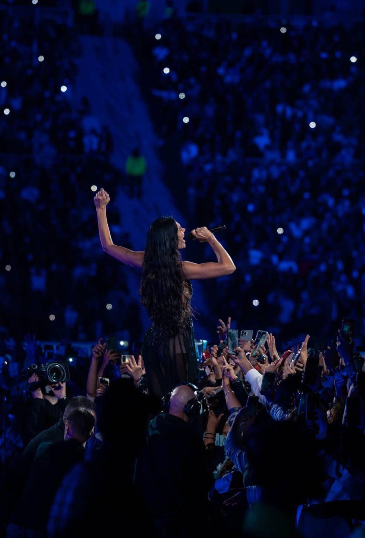 Dua Lipa canta Antología en concierto y Shakira reacciona a su interpretación