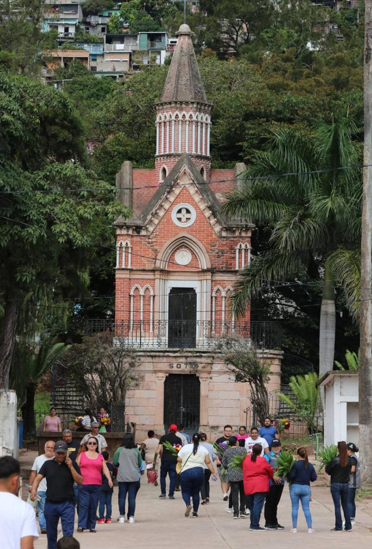 Flores y recuerdos: capitalinos coronan a sus difuntos en el Cementerio General