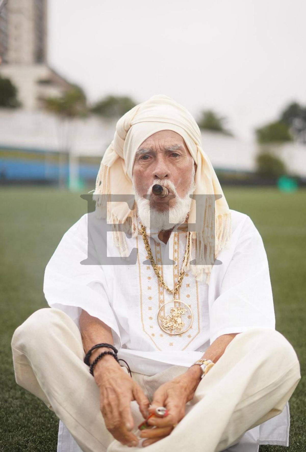 El Loco de la Selva y su extravagante atuendo en el partido de tiktokers