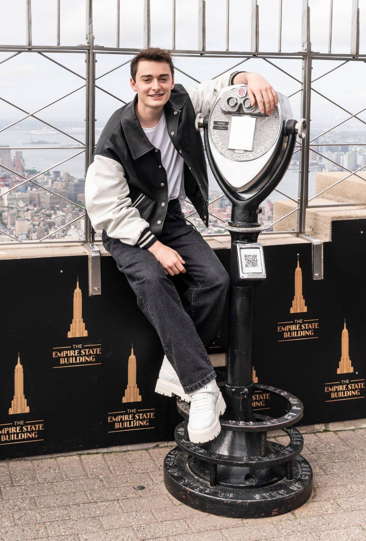 Actor de Stranger Things, Noah Schnapp, publica tierna foto con su... ¿novio?