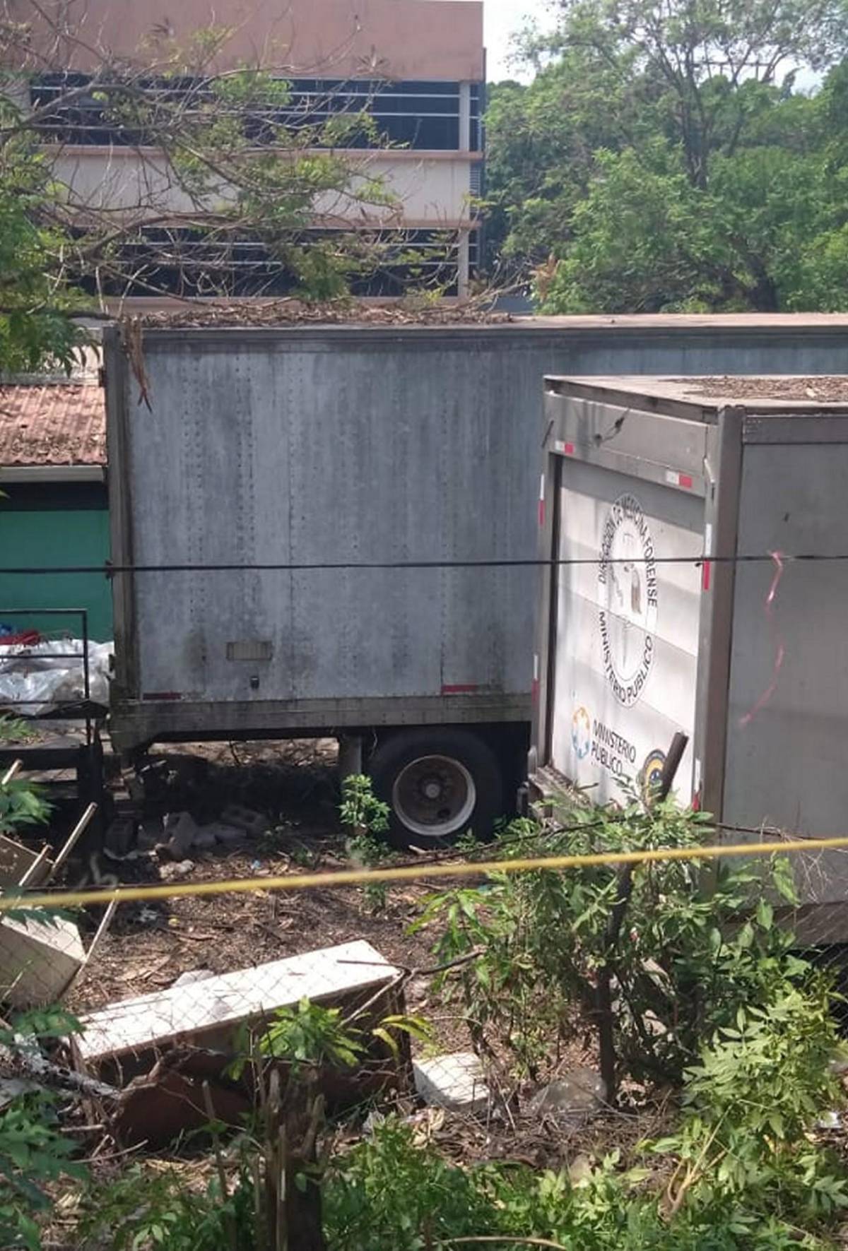 Olores fétidos y aves de rapiña: vecinos denuncian insalubridad en contenedores de morgue capitalina