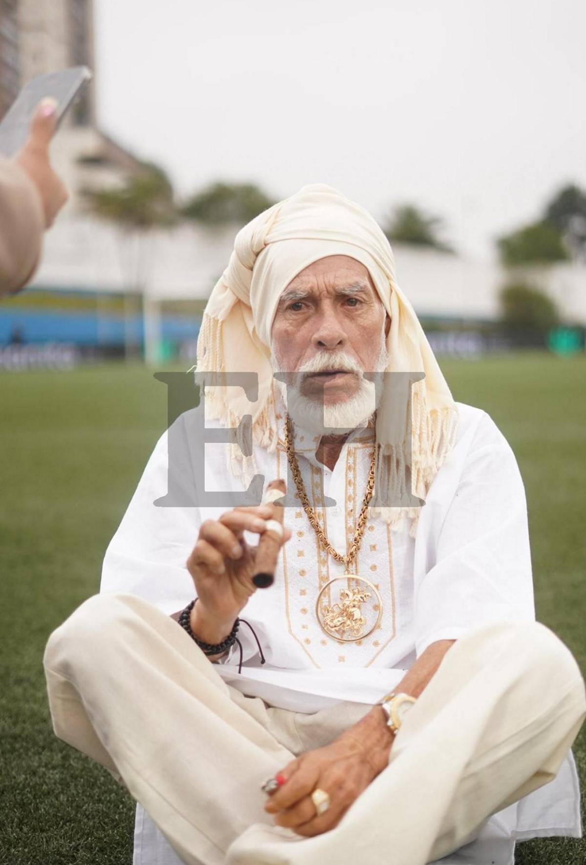 El Loco de la Selva y su extravagante atuendo en el partido de tiktokers