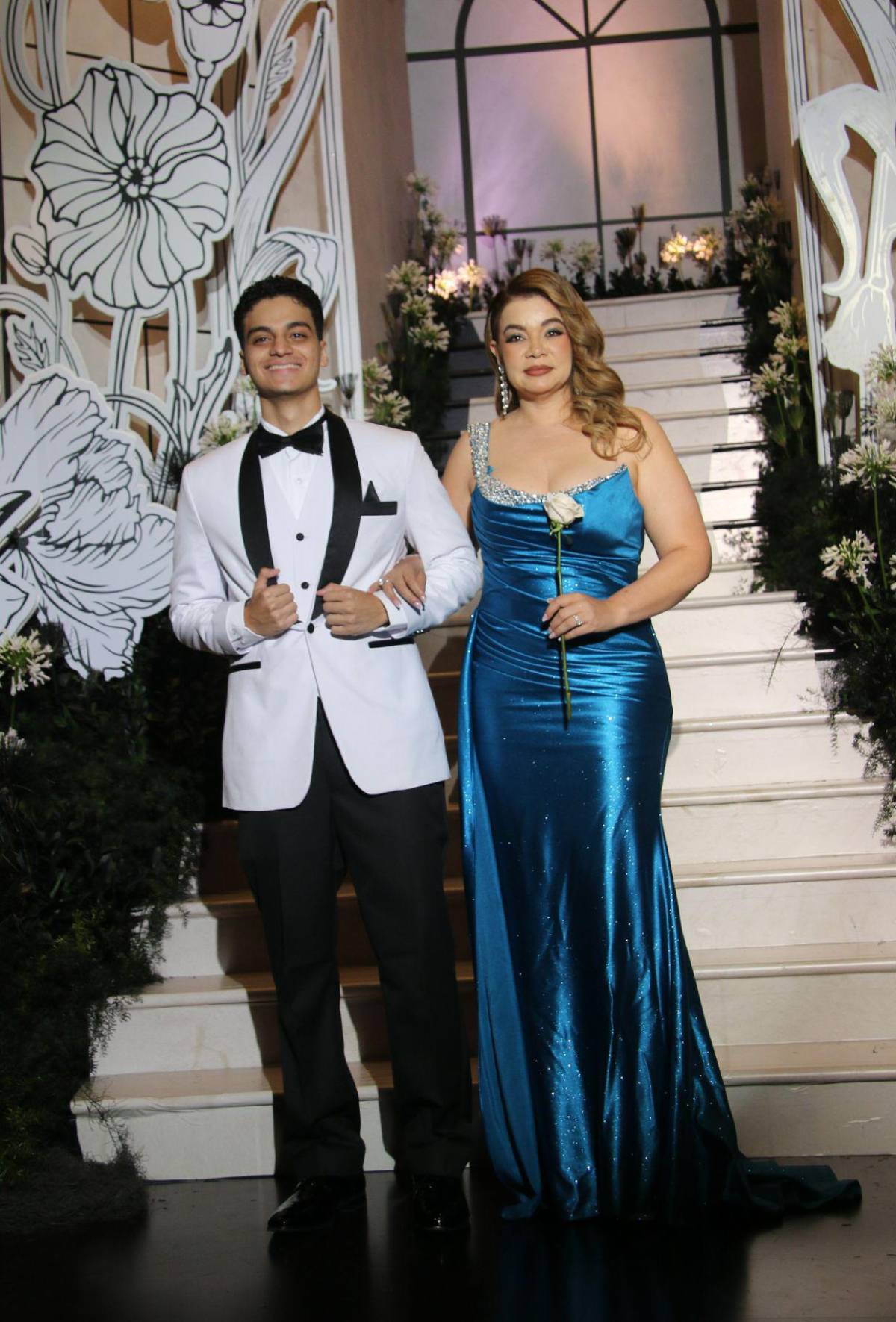 Del brazo de sus madres y padres: elegante desfile de los seniors de Del Campo School