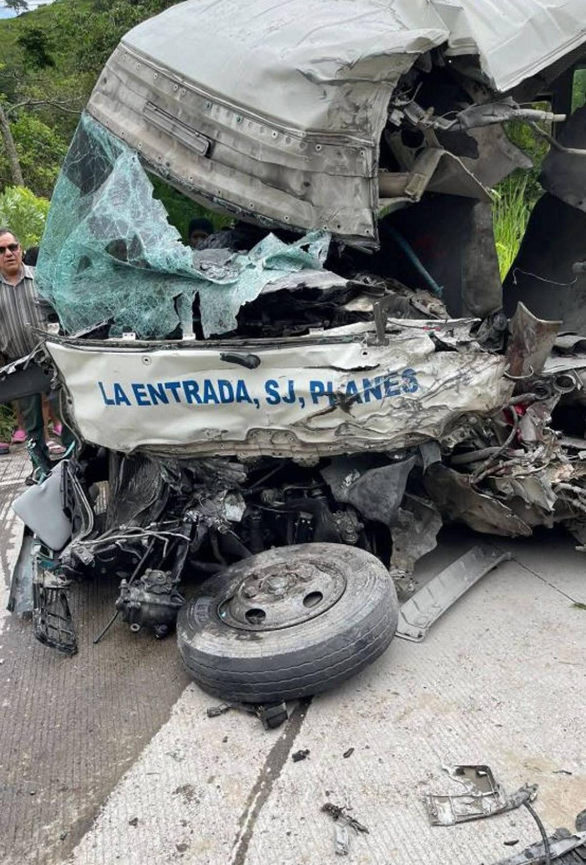 Las primeras imágenes  del brutal choque entre bus y rastra en desvío a Trinidad, Copán