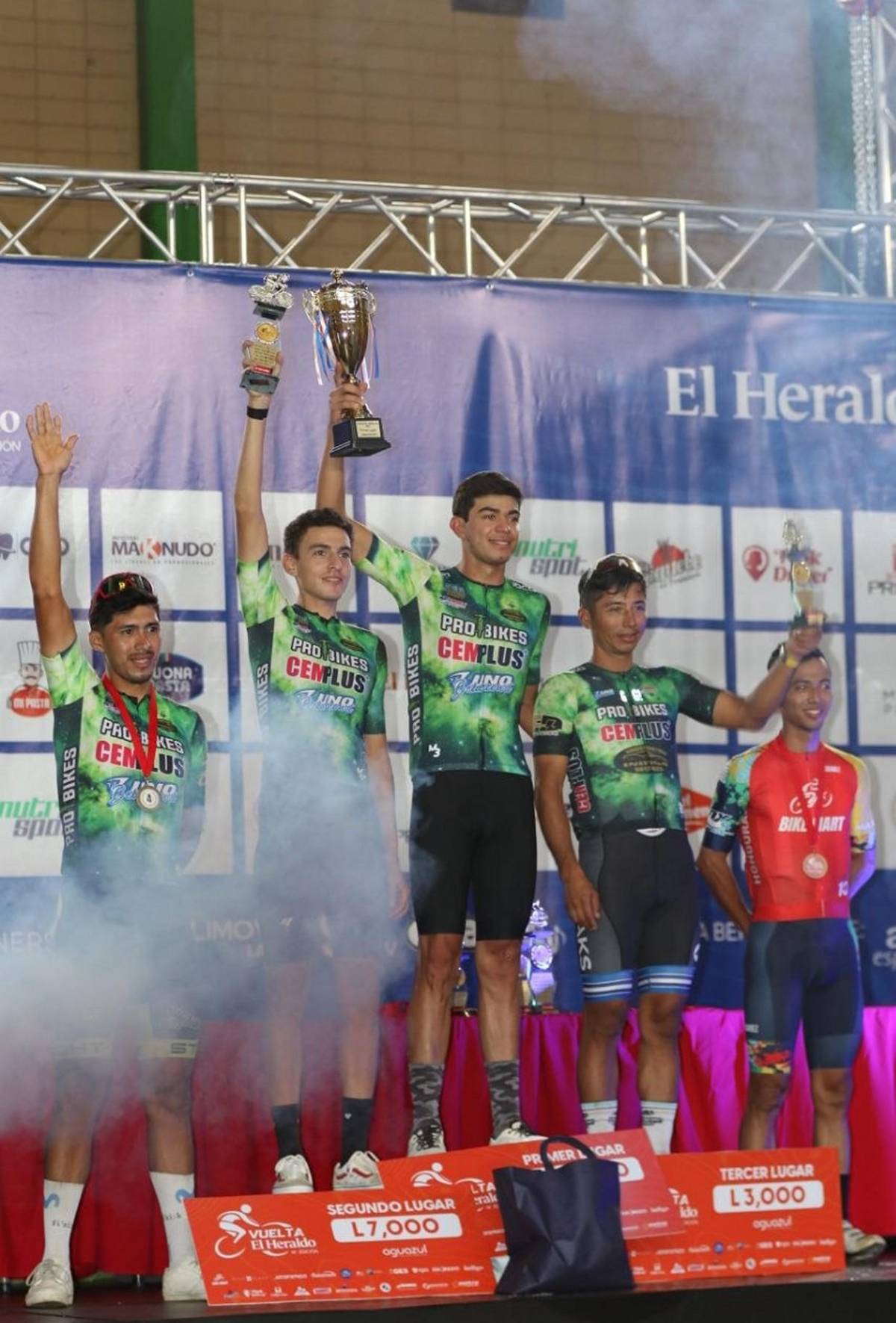 Entre repechos y terreno rompepiernas: Así estuvo el recorrido de Héctor Menéndez, ganador de Élite masculino