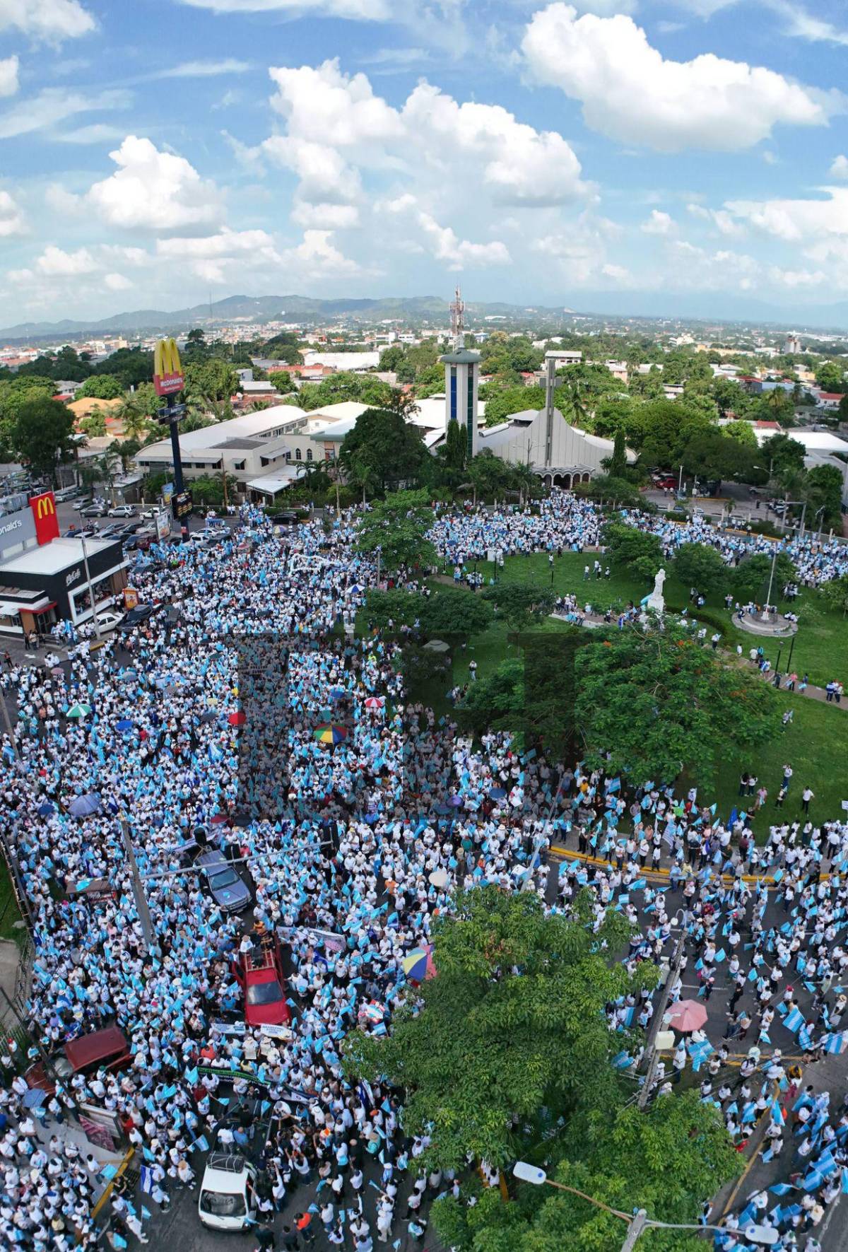 Con fe y devoción, cientos de personas caminaron por la paz y democracia en SPS
