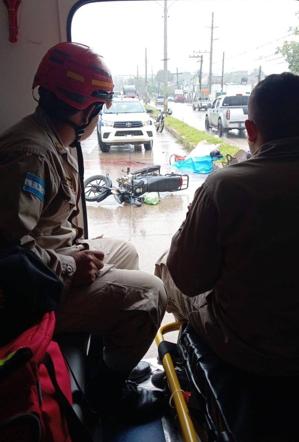 Joven muere decapitado cuando conducía por bulevar en Juticalpa y se enredó en cables