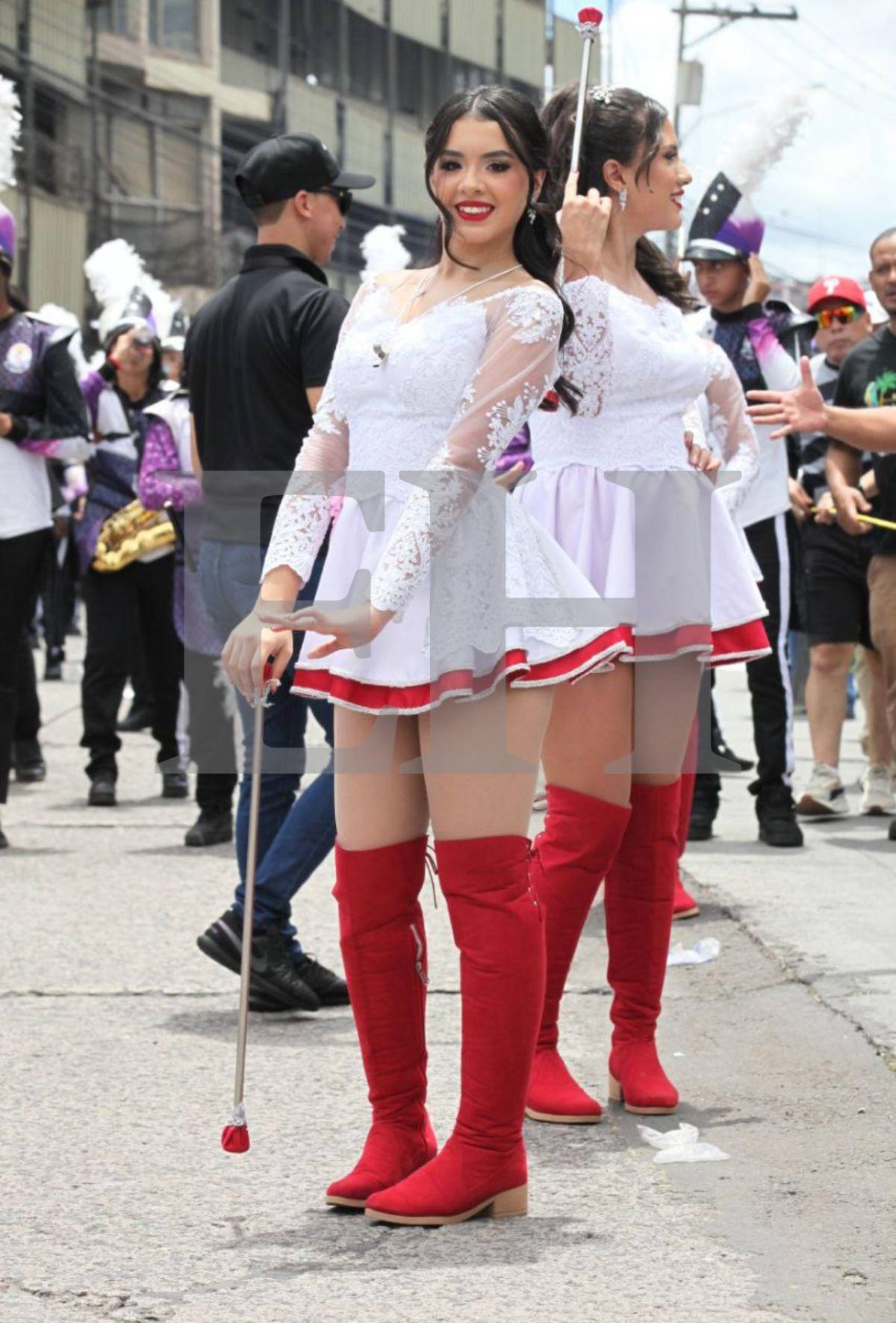 ¿Quién es Mía Valentina Flores, la hermosa palillona del Santa Mónica que deslumbró en los desfiles?