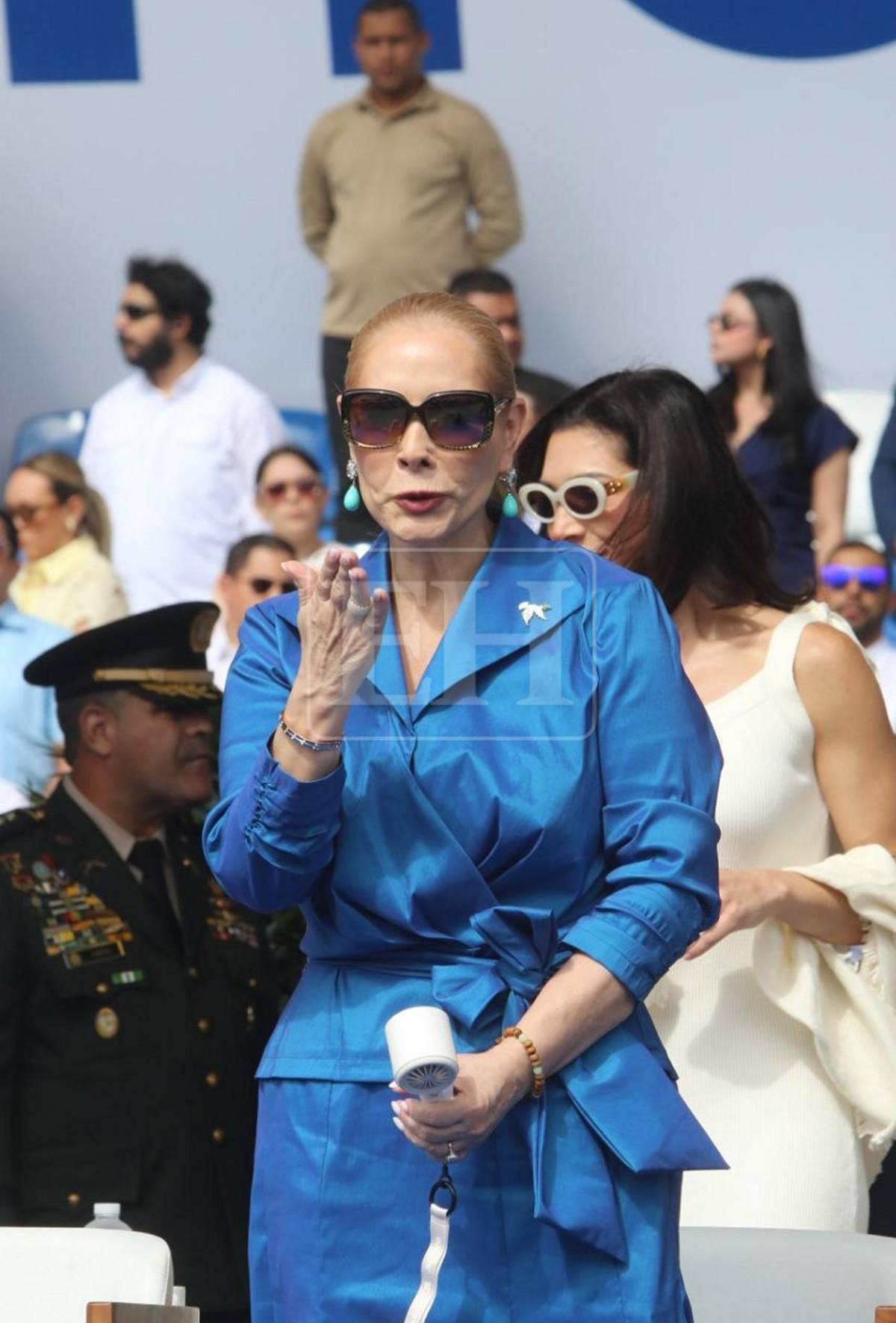 Familia presidencial engalana el estrado principal durante los desfiles patrios