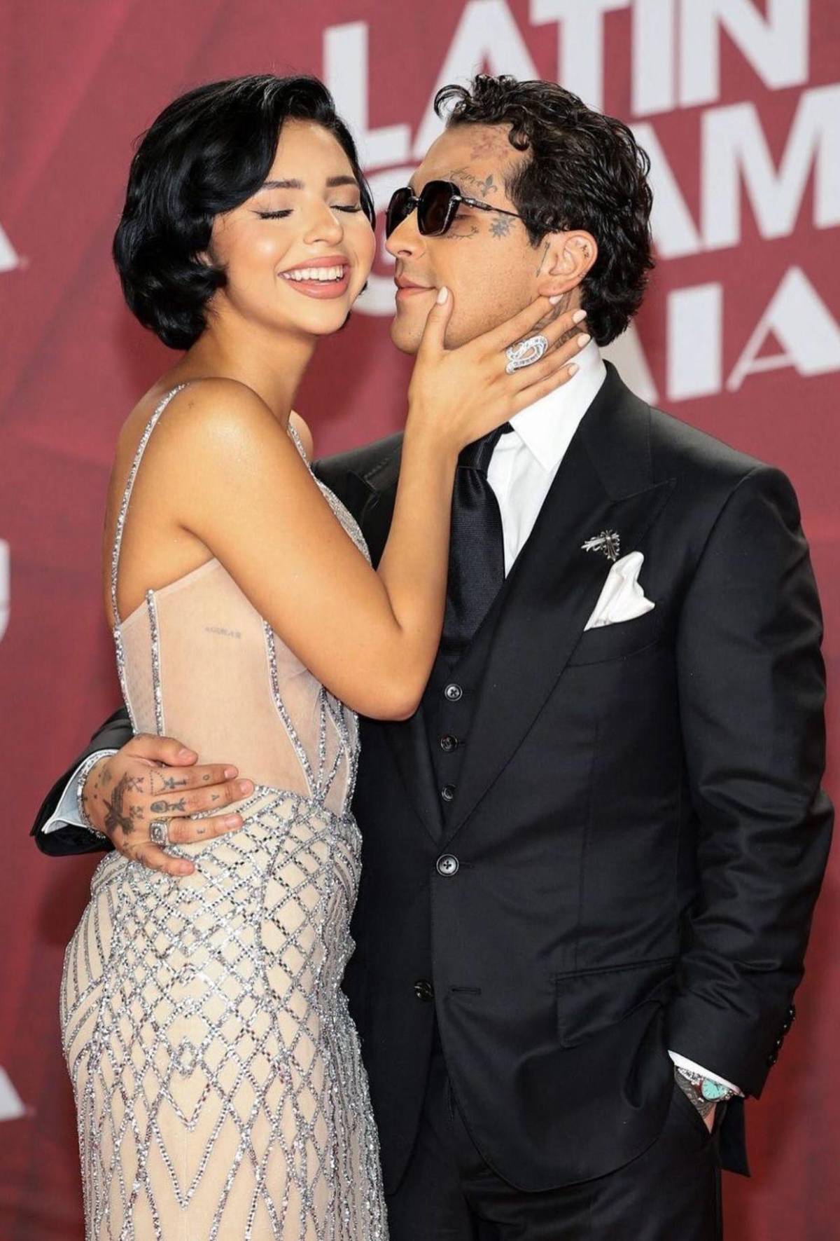 Ángela Aguilar y Christian Nodal posan enamorados en los Latin Grammy