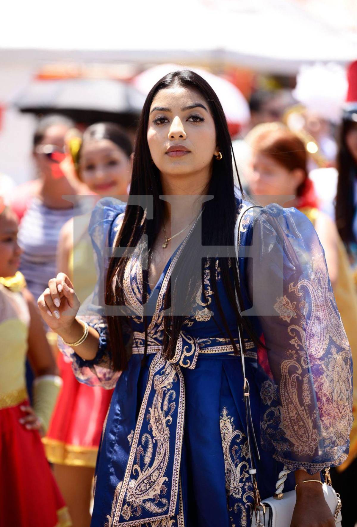 ¿Opacó a las estudiantes? Ella es Flor Guifarro, maestra que acaparó miradas en desfiles de SPS