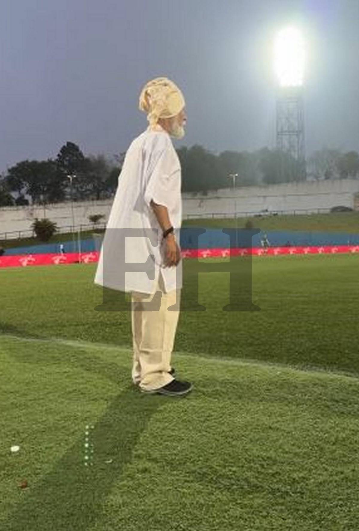 El Loco de la Selva y su extravagante atuendo en el partido de tiktokers