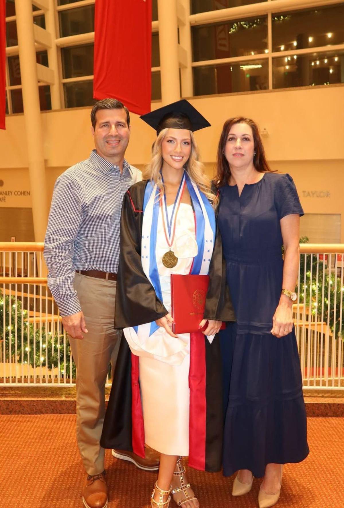 Bella y preparada: Rebeca Rodríguez se gradúa en EUA haciendo un guiño a Honduras