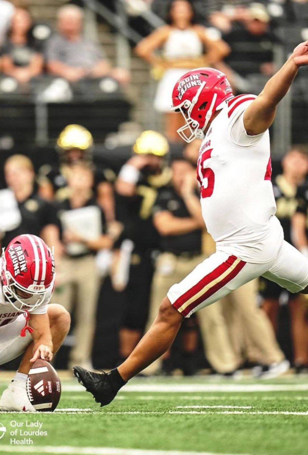 Kenny Almendares, el hondureño que firmó con los 49ers de la NFL