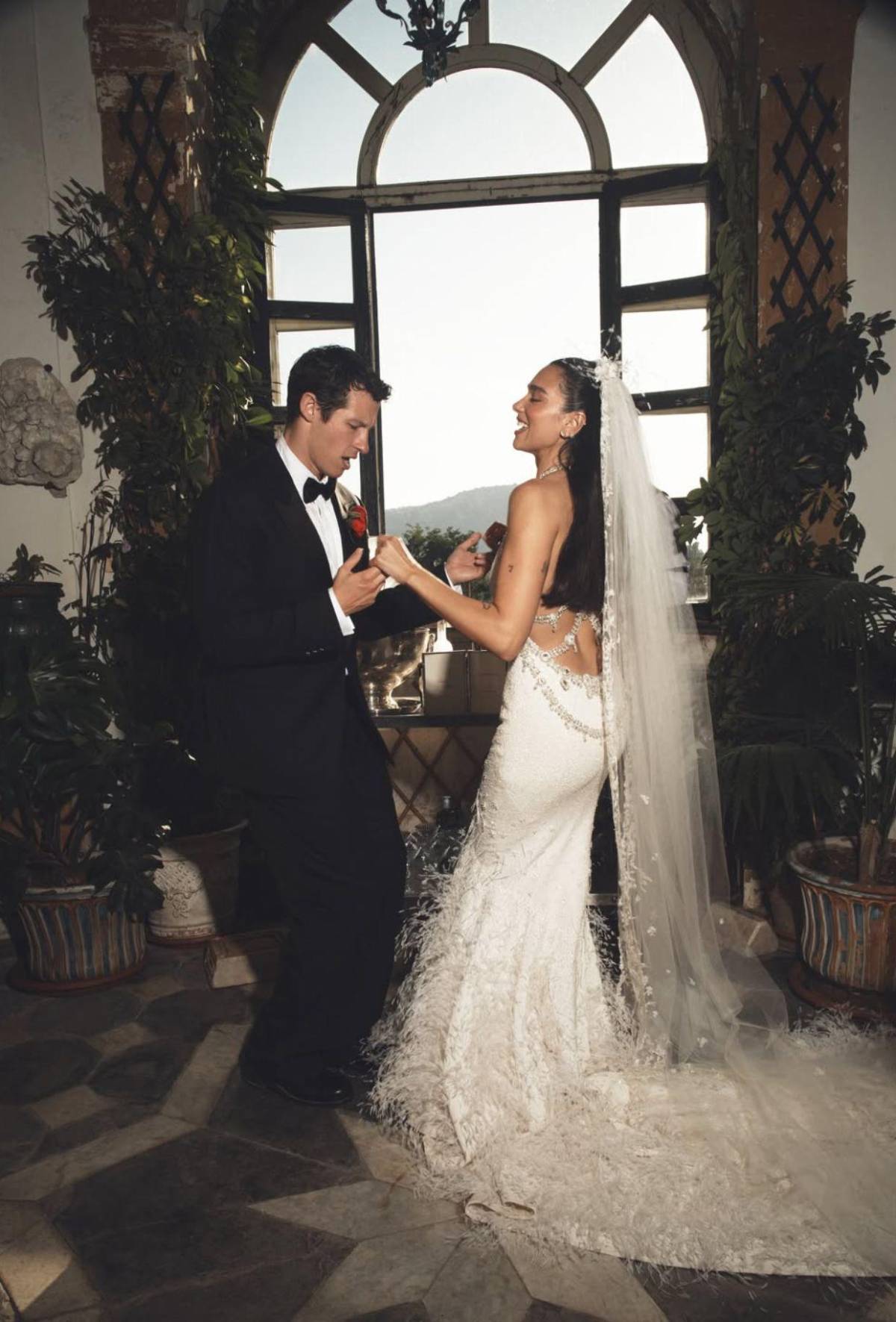 Románticas y delicadas: Dua Lipa revela las fotos oficiales de su boda con Callum Turner