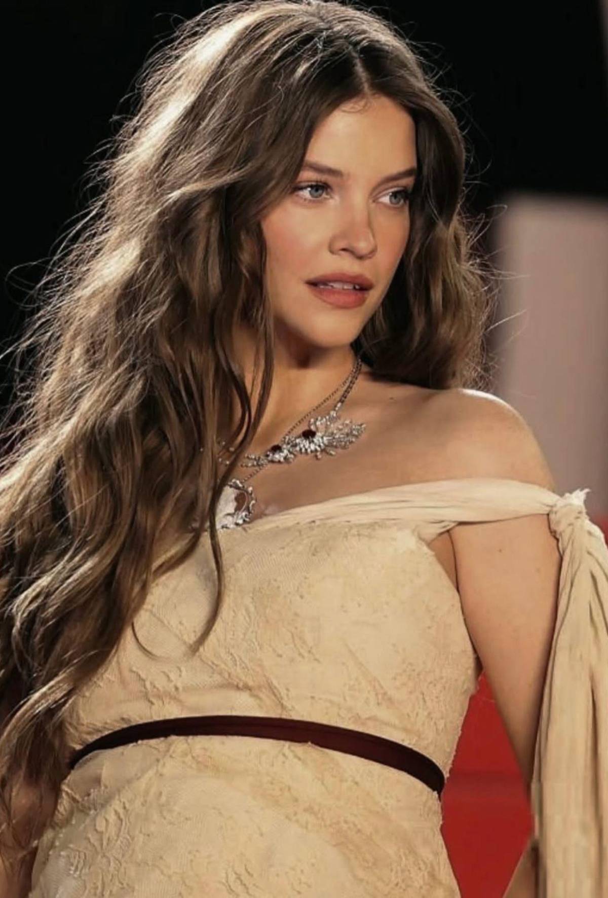 Barbara Palvin en Cannes 2026: cada look, una declaración de maternidad y estilo