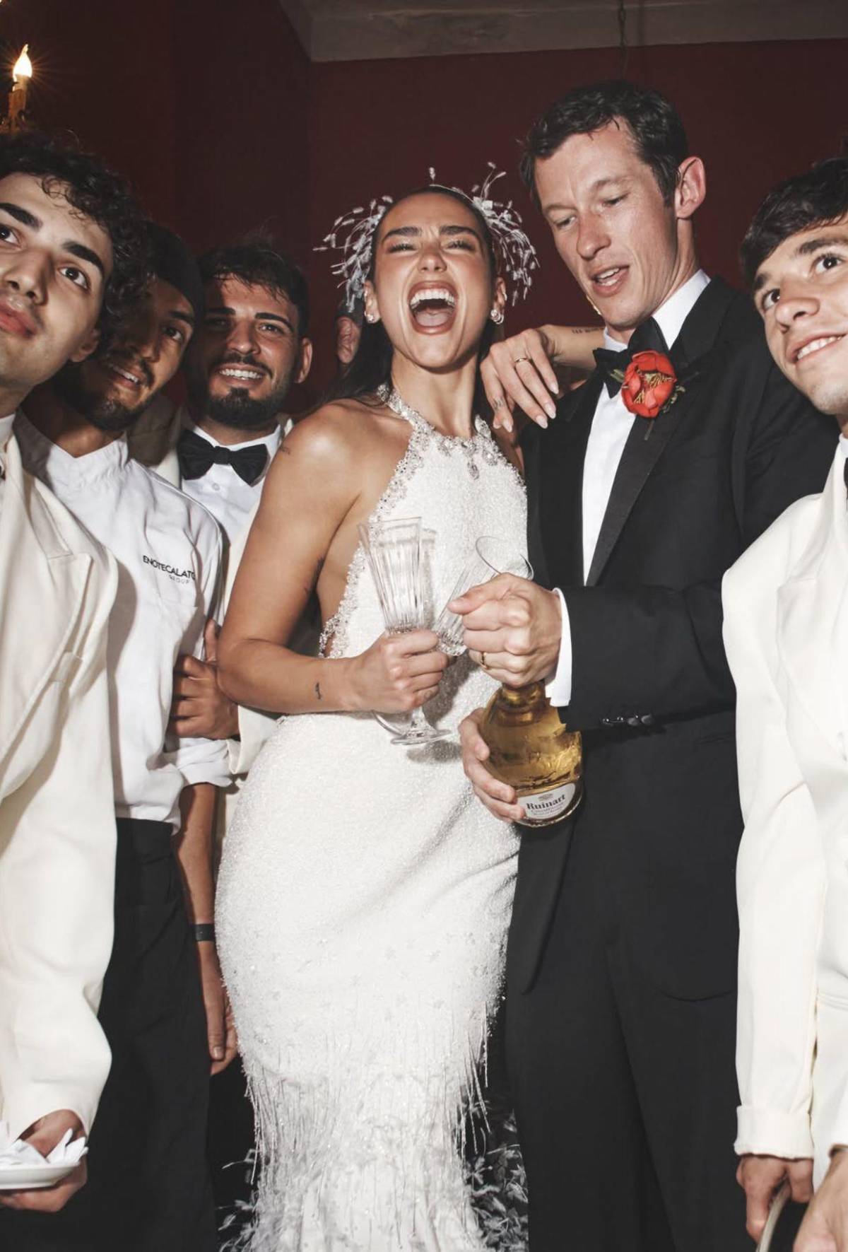 Románticas y delicadas: Dua Lipa revela las fotos oficiales de su boda con Callum Turner