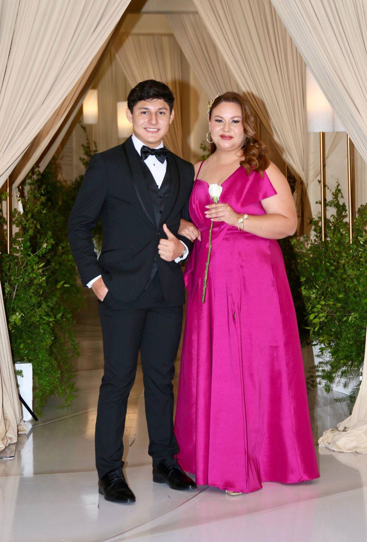 Del brazo de sus padres, los seniors de la IST cerraron su etapa secundaria con orgullo