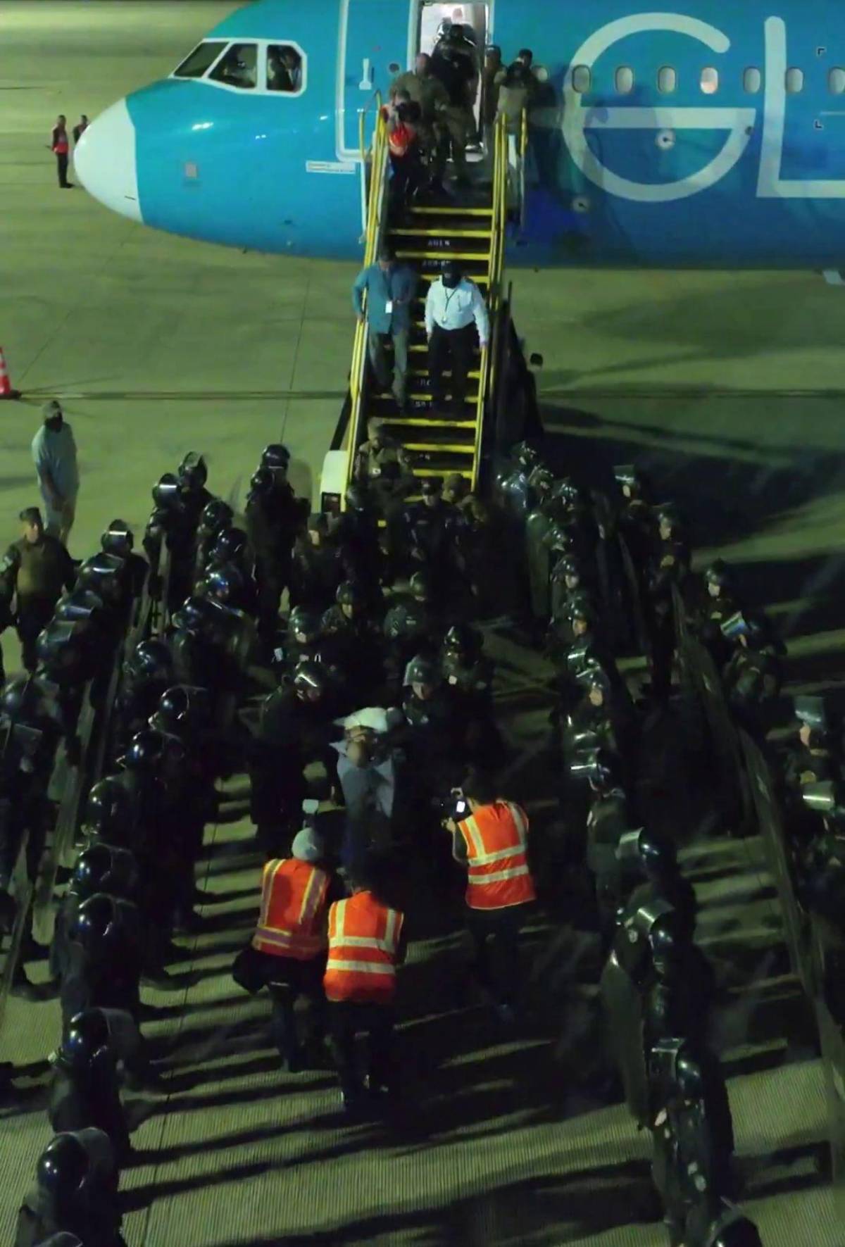 Las impactantes imágenes del envío de reos de la banda del Tren de Aragua a El Salvador