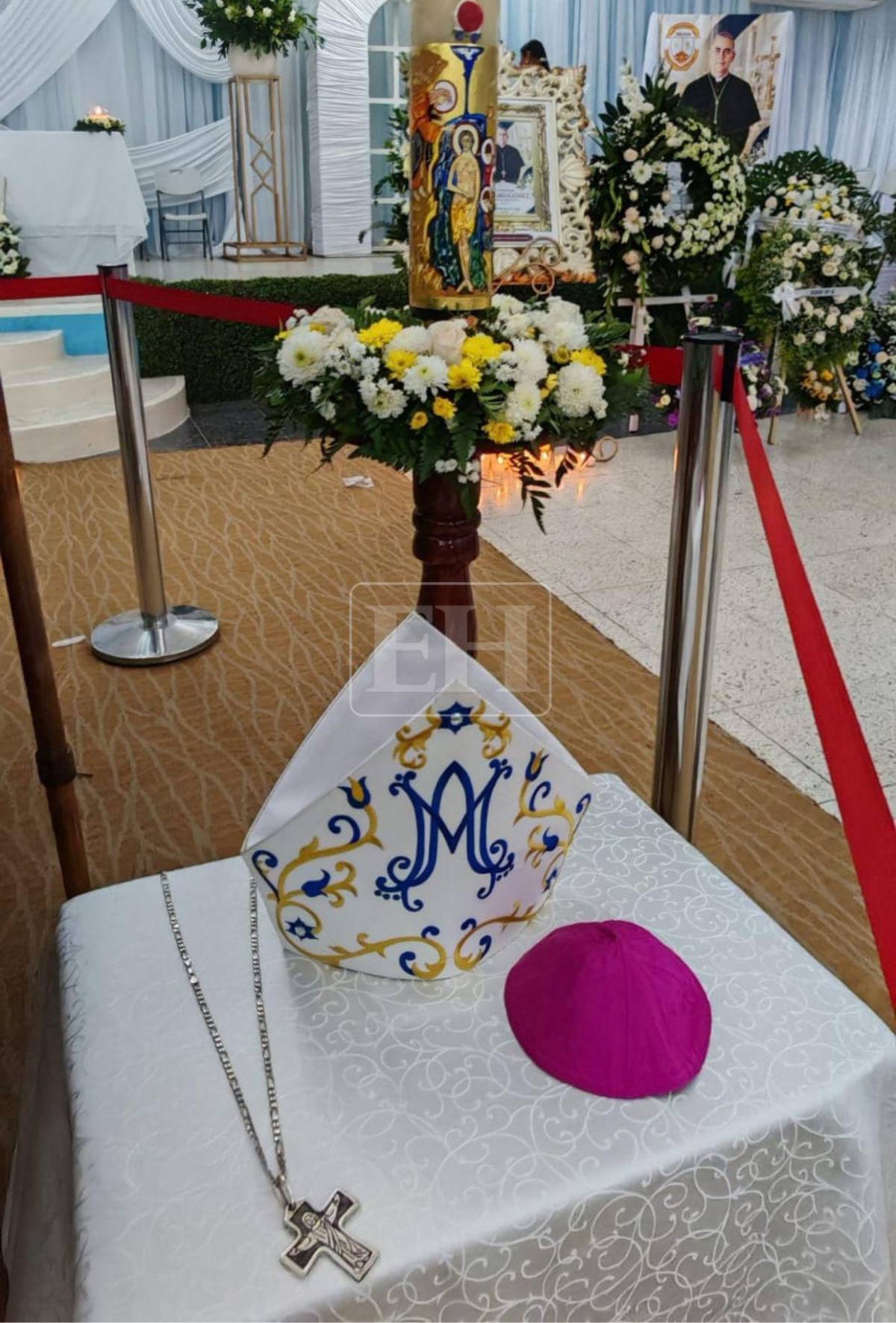 Feligreses se despiden de monseñor Teodoro Gómez en su velatorio en Choluteca