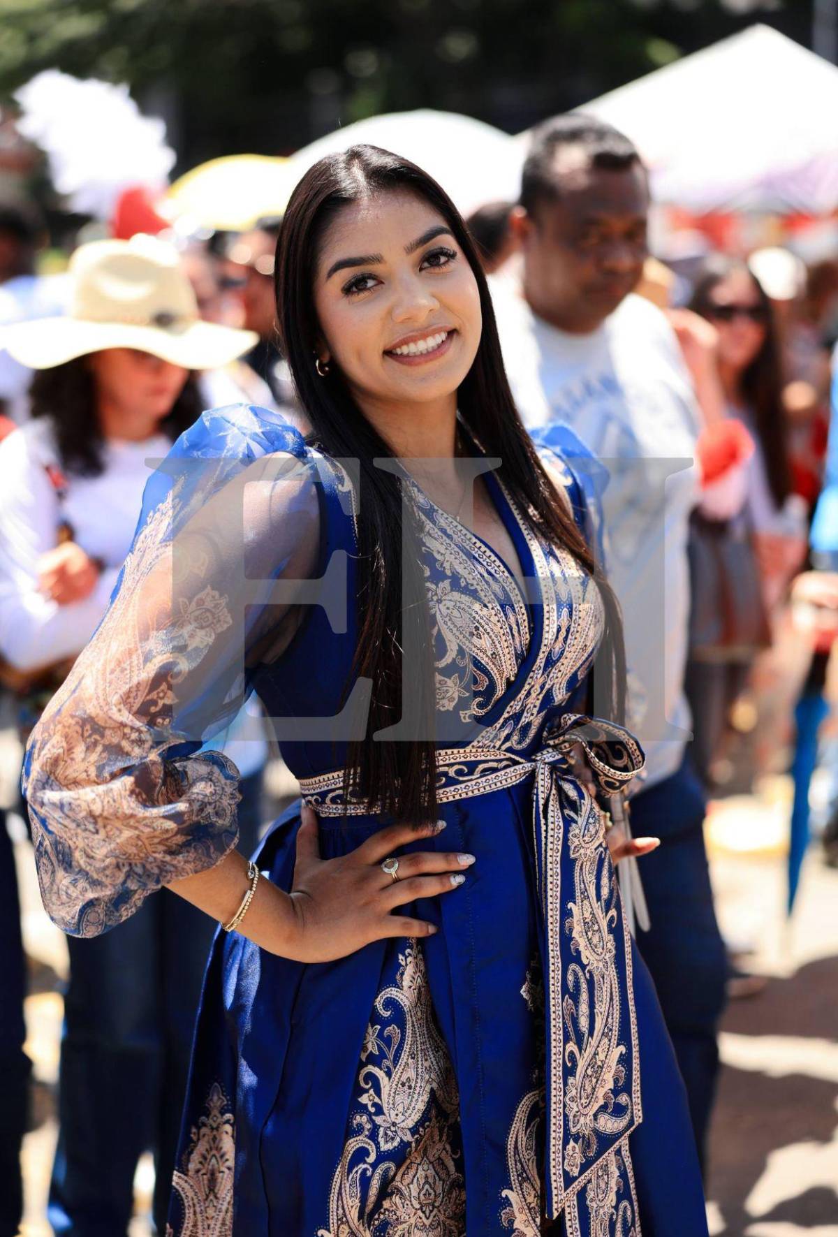 ¿Opacó a las estudiantes? Ella es Flor Guifarro, maestra que acaparó miradas en desfiles de SPS