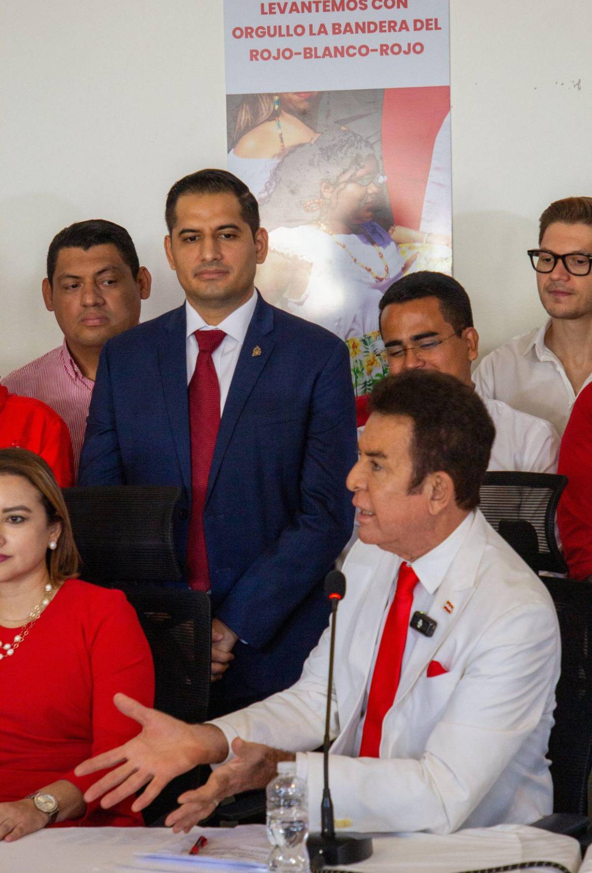 ¿Quién es Jhosy Toscano, propuesto como sustituto de Ana Paola Hall?