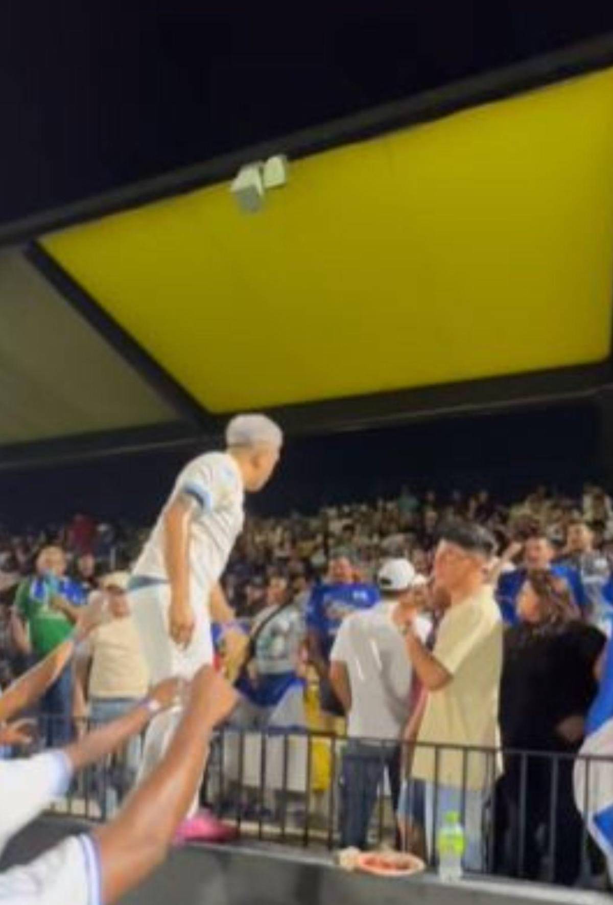 ¡Policías intervinieron! Cancelan partido de tiktokers de Honduras en Houston tras caos en estadio