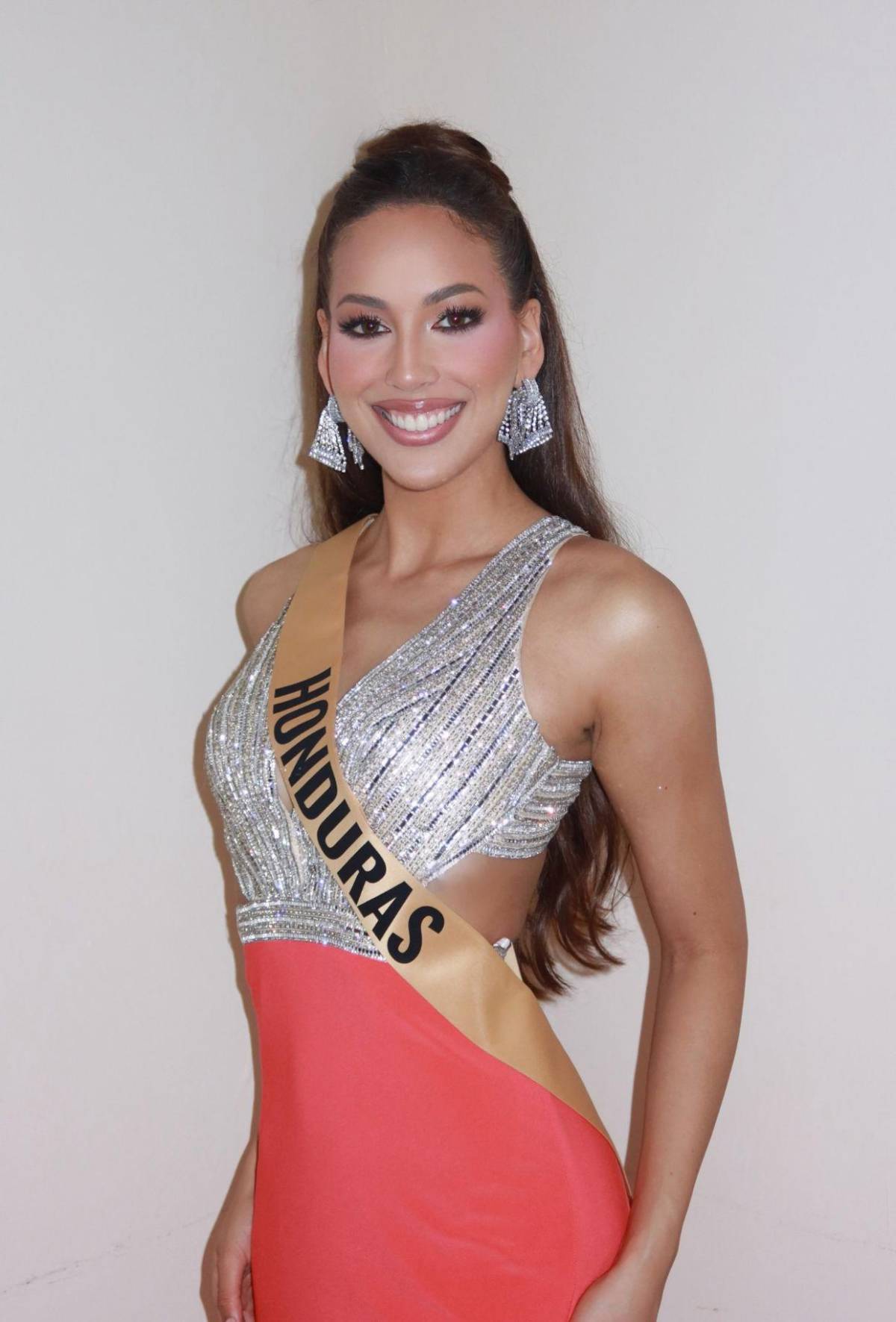 ¿Cuál es tu favorito? Todos los looks con los que Emely Alemán impresiona en Miss Grand 2026